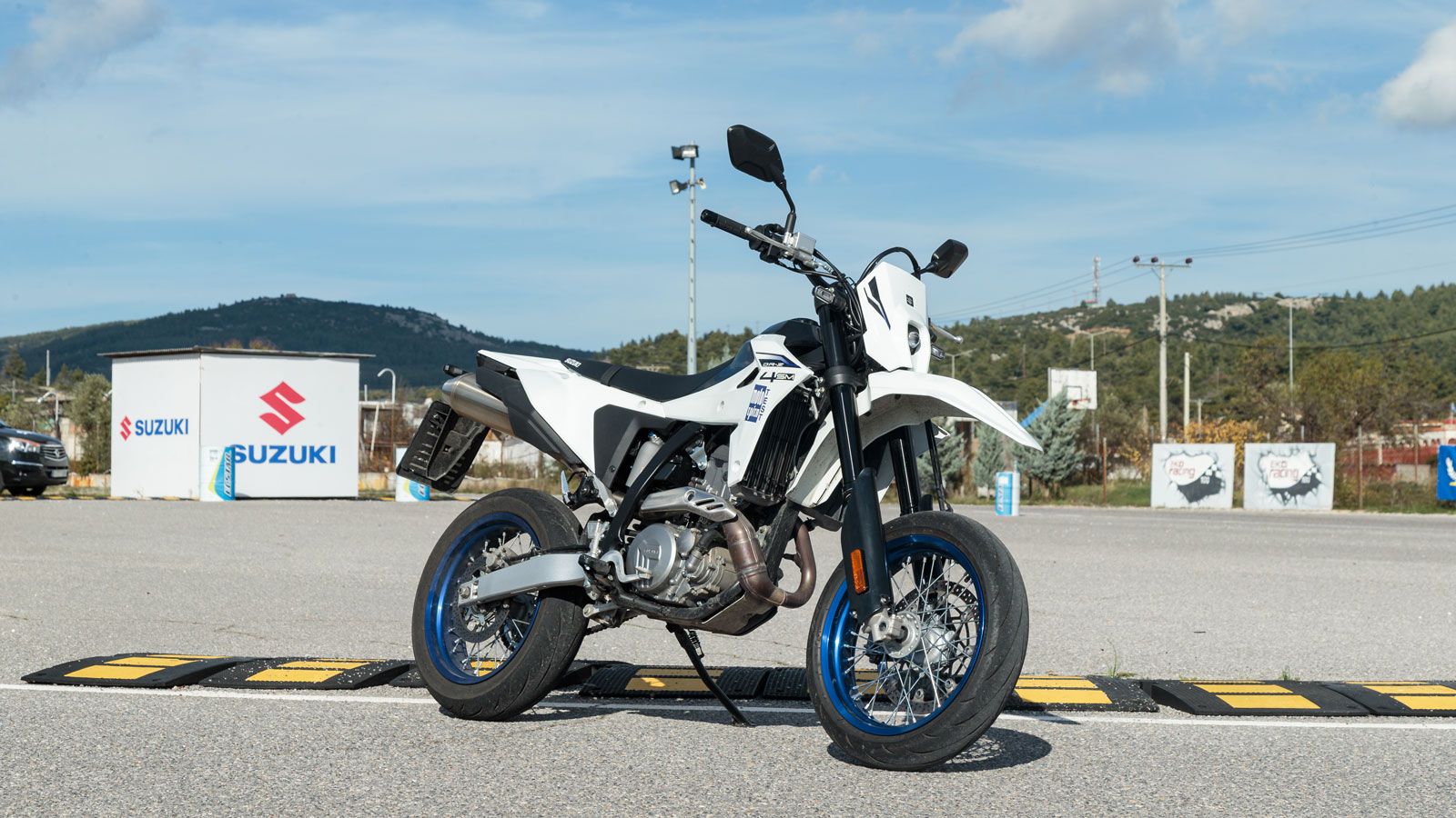  Made In Japan. Αυτό είναι το σήμα κατατεθέν του νέου Suzuki DR-Z 4SM. Από την πρώτη βίδα μέχρι το τελευταίο ελατηριάκι, όλα έχουν γίνει στην Ιαπωνία.