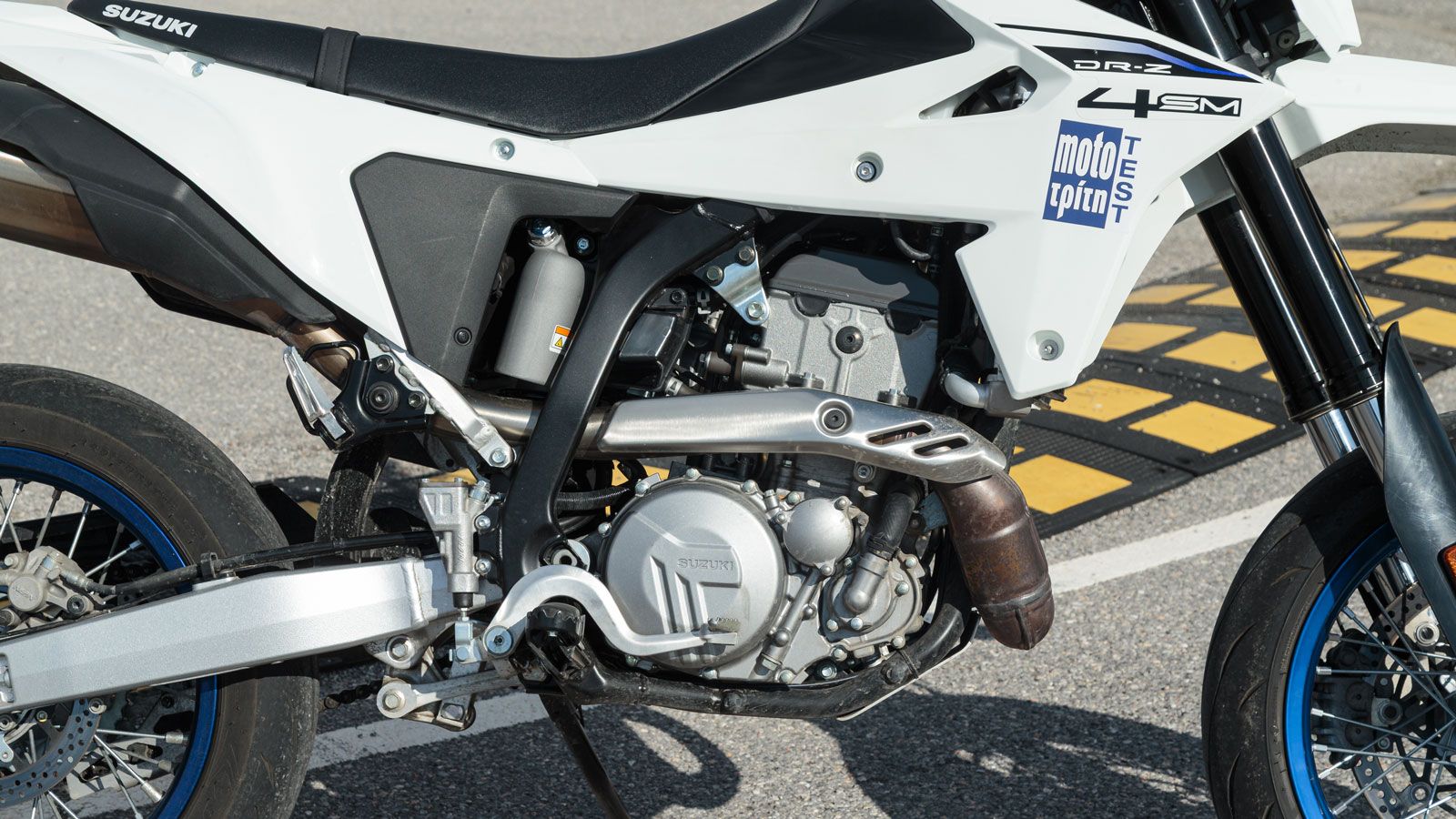 Ο κινητήρας του νέου Suzuki DR-Z4SM αποτελεί μια βαθιά ανανεωμένη εκδοχή του μονοκύλινδρου των DR-Z 400, διατηρώντας την ίδια αρχιτεκτονική αλλά ενσωμ