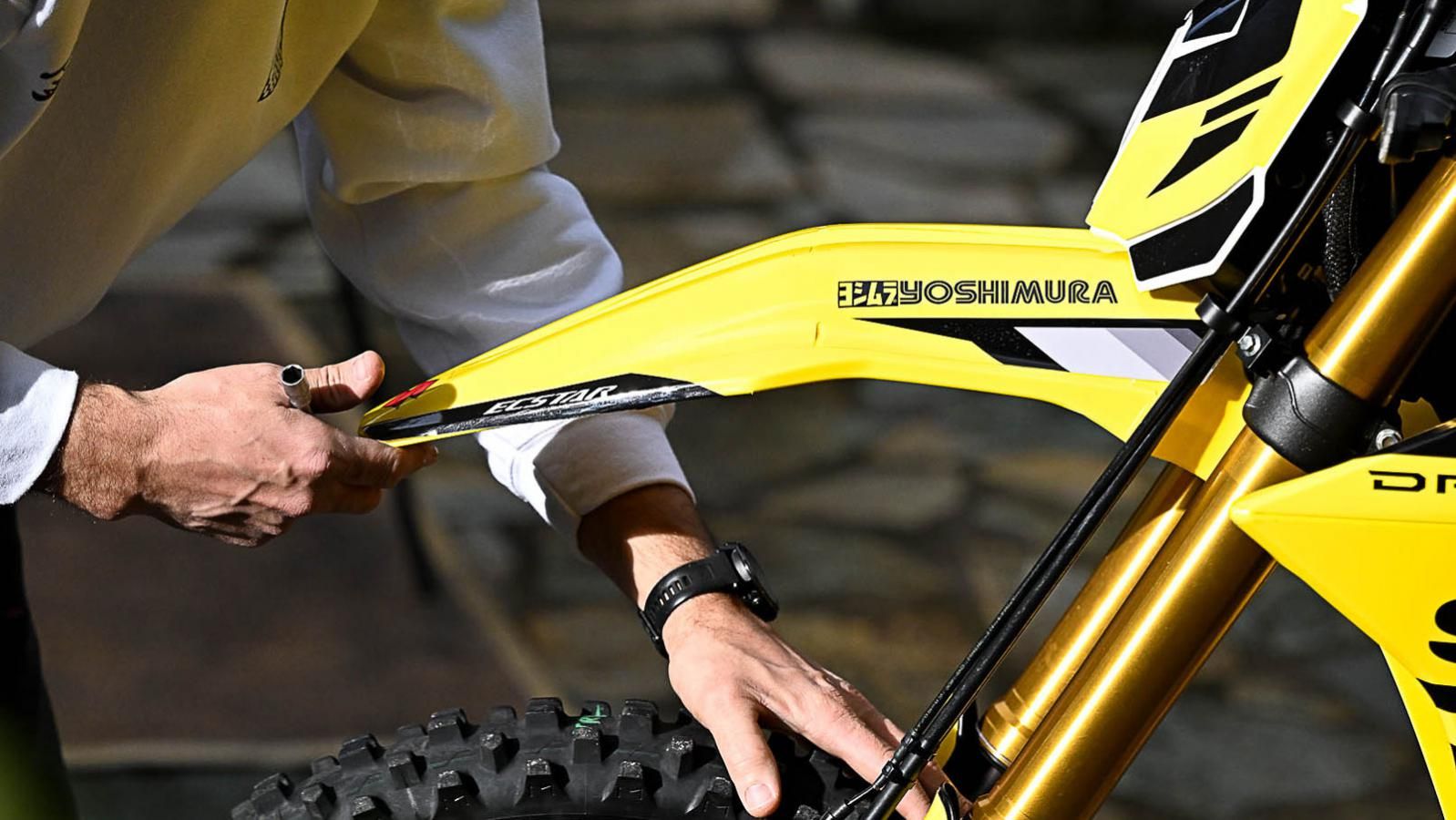 Η συνεργασία του με τη Suzuki σηματοδοτεί μια νέα φάση, με κοινό στόχο την εξέλιξη της μοτοσυκλέτας και την επίτευξη ανταγωνιστικών αποτελεσμάτων στη 