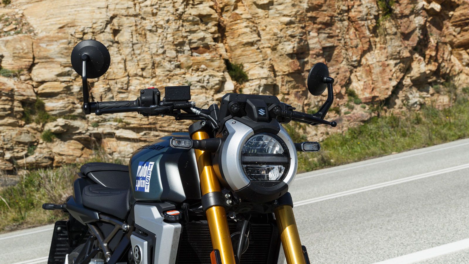 Παρά τον ρετρό χαρακτήρα, η GSX-8T δεν κρύβει τον σύγχρονο προσανατολισμό της. Το πλαίσιο, τα περιφερειακά και η TFT οθόνη με θύρα USB ενισχύουν την ε