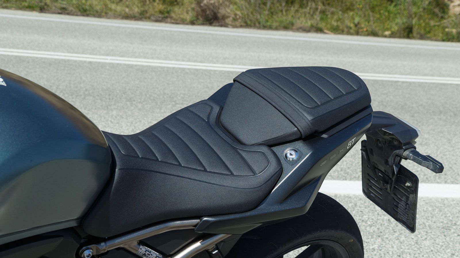 Το Suzuki GSX-8T υιοθετεί μια εργονομική φιλοσοφία που ισορροπεί ανάμεσα στην άνεση και την δυναμική οδήγηση.