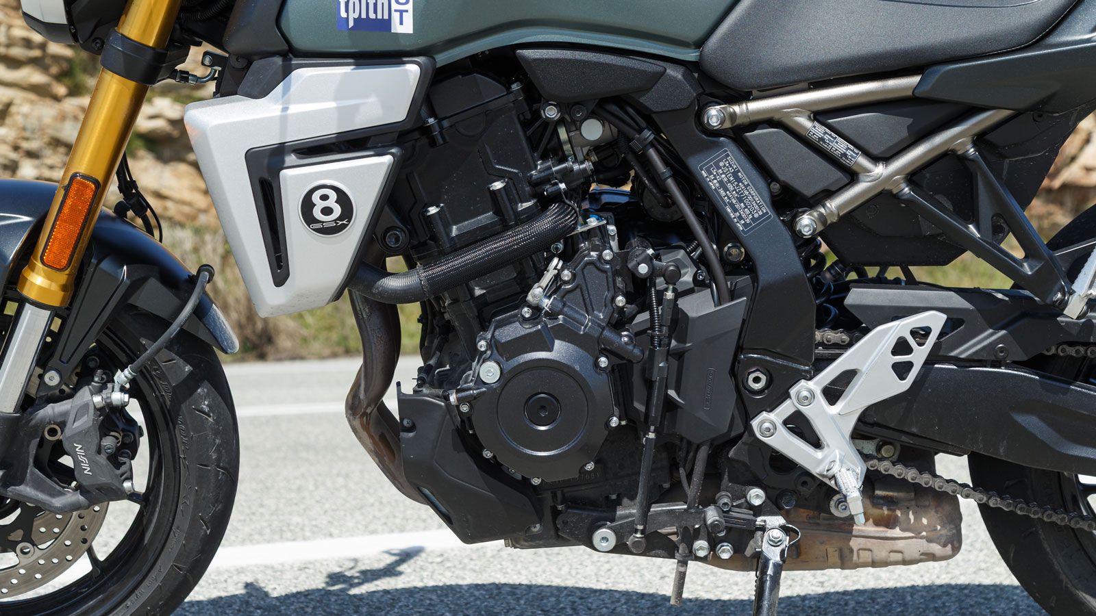 Το Suzuki GSX-8Τ κινείται από τον γνωστό δικύλινδρο εν σειρά κινητήρα των 776 κ.εκ. DOHC, ο οποίος αποδίδει 84 ίππους στις 8.500 σ.α.λ. και 7,9 kgm ρο