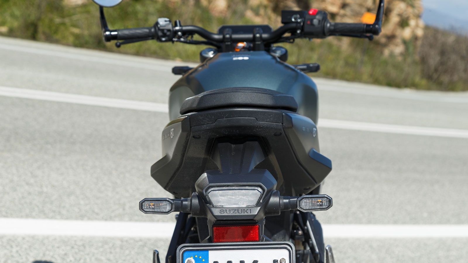 Η σέλα Tuck-and-Roll αποπνέει ρετρό χαρακτήρα και είναι μια επιπλέον ιδιαίτερη πινελιά στην εμφάνιση του μοντέλου. Στο κέντρο του ρεζερβουάρ των 16,5 