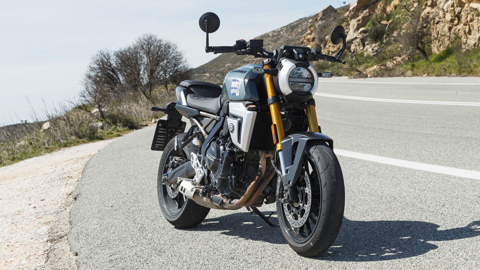 Εμφανισιακά, το Suzuki GSX-8T ακολουθεί μια διαφορετική σχεδιαστική κατεύθυνση σε σχέση με την TT, δίνοντας έμφαση σε ένα πιο «γυμνό» και καθαρό νεο-ρ