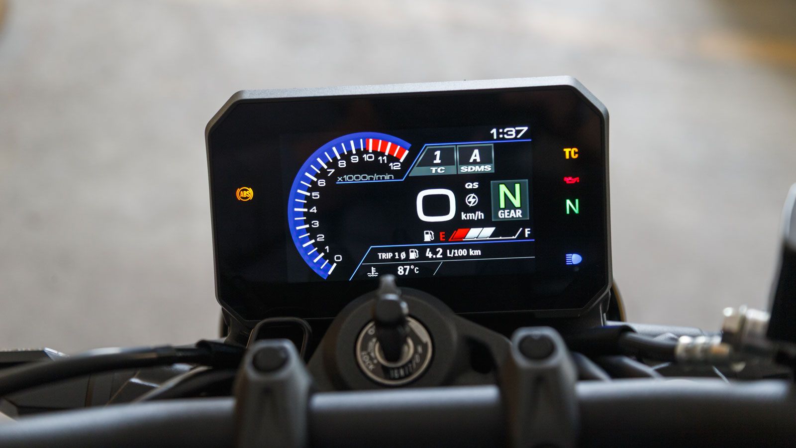  Στο cockpit κυριαρχεί η έγχρωμη TFT οθόνη 5 ιντσών