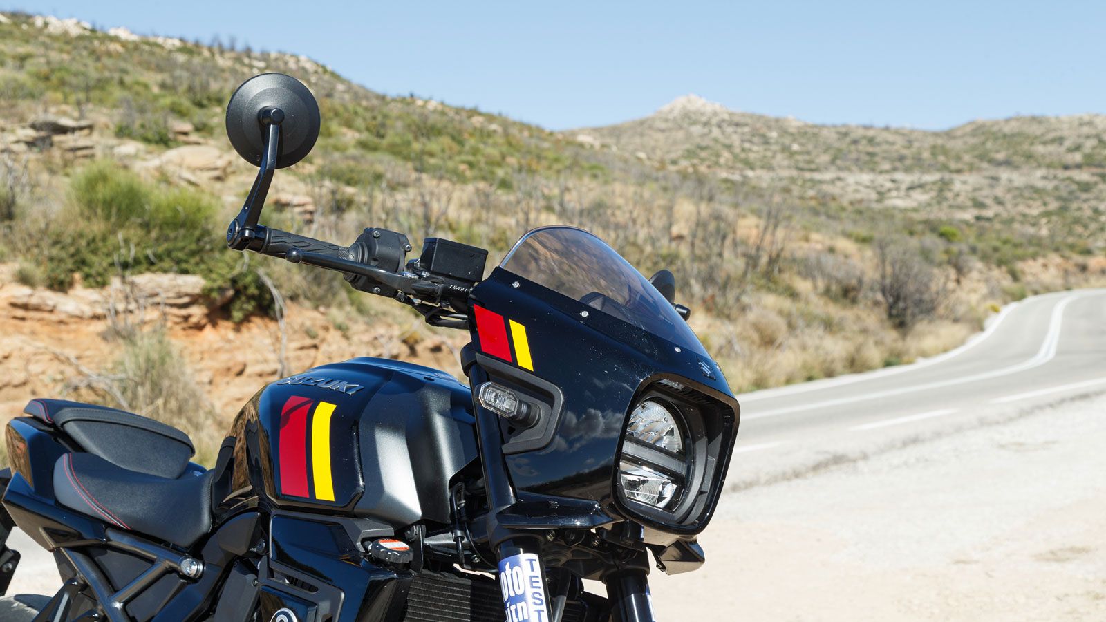 ο πρώτο στοιχείο που τραβά το μάτι είναι το minifairing, εμπνευσμένο από τα GS των ¶80s, το οποίο δίνει στιλ, κατεύθυνση και μια πολύ διακριτική δόση 