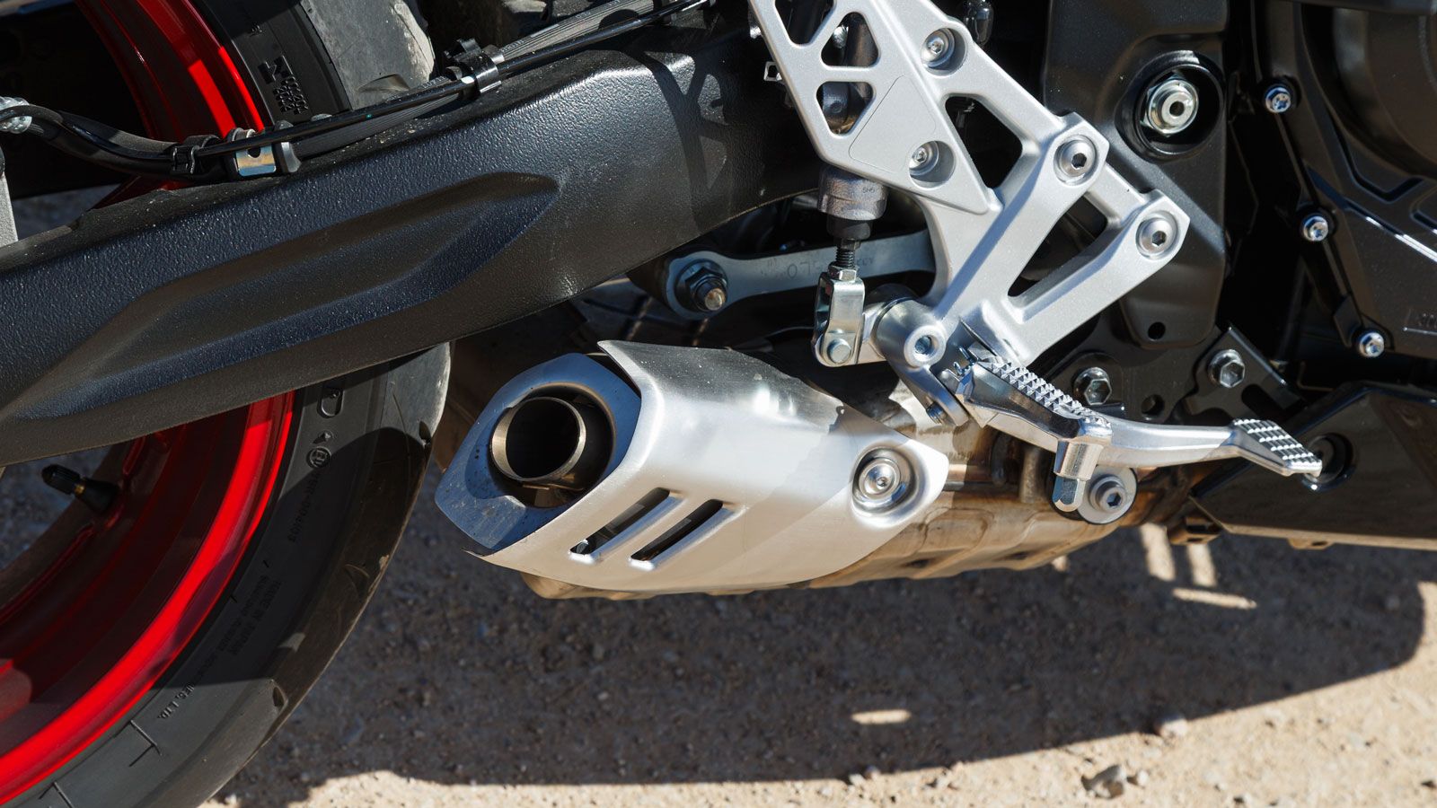 Η εξάτμιση διαθέτει κοντό τελικό με brushed προστατευτικό, ενώ το μεγαλύτερο μέρος της βρίσκεται κάτω από το πλαίσιο για καλύτερη σύμπτυξη των μαζών.