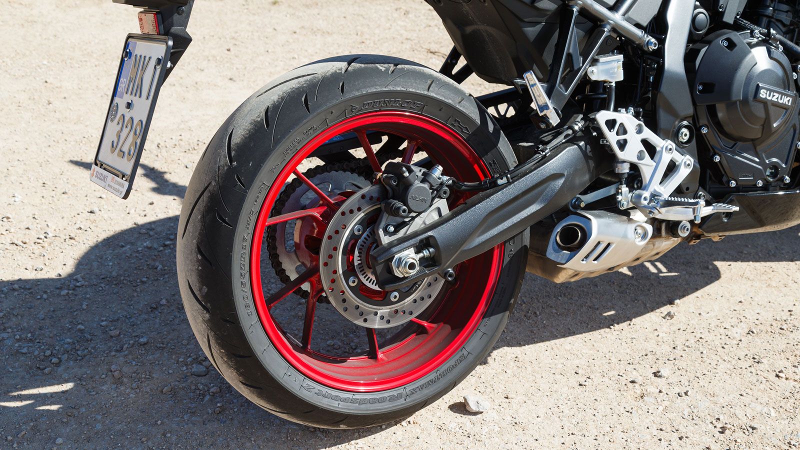 Το σύστημα πέδησης αποτελείται από δύο εμπρός δίσκους, με ακτινικές τετραπίστονες δαγκάνες και ABS, ενώ πίσω υπάρχει μονός δίσκος με ABS. 