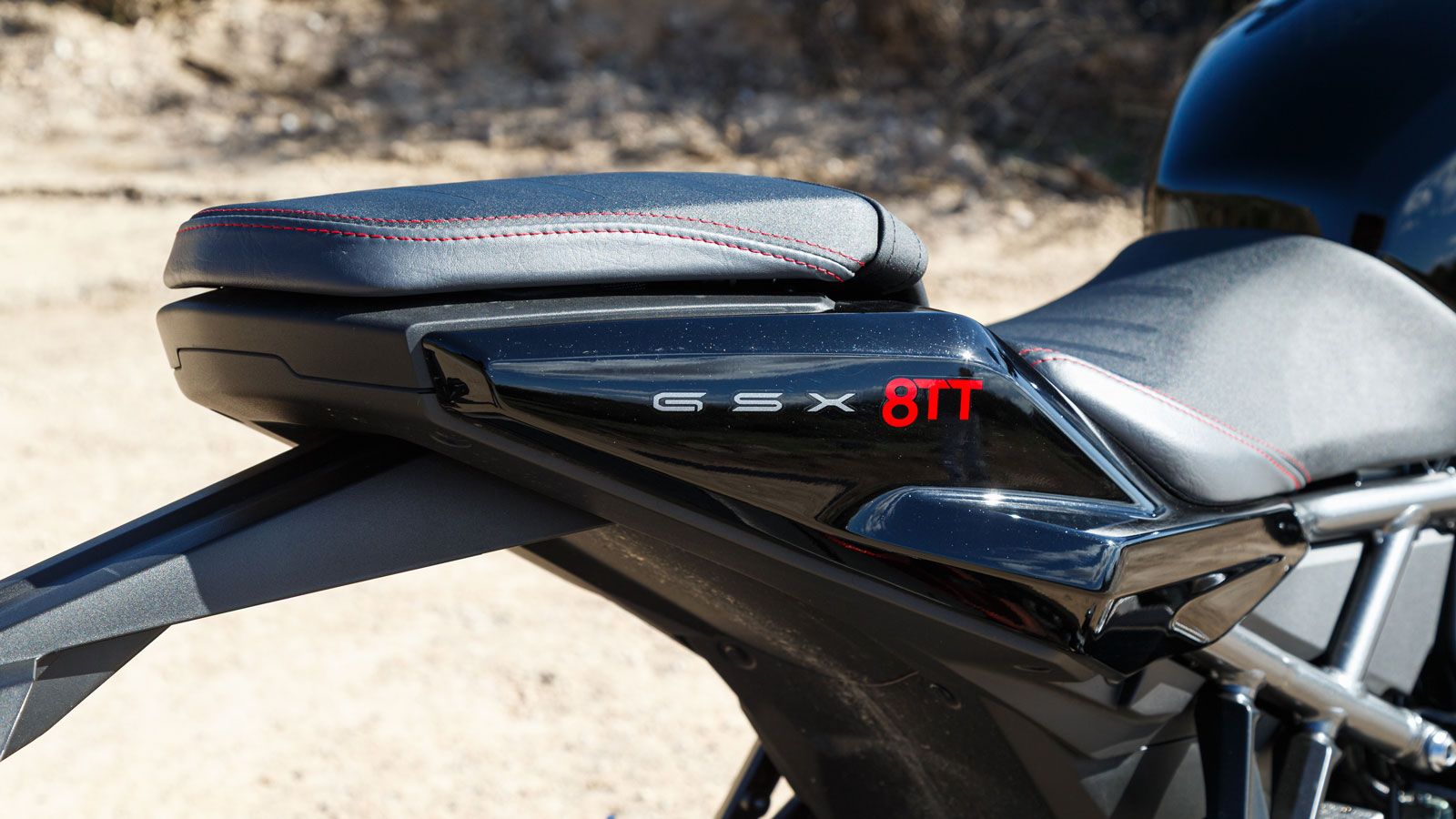 Το minifairing και η μικρή ζελατίνα προσφέρουν βασική αεροδυναμική κάλυψη, ενώ τα μαρσπιέ έχουν τοποθετηθεί σε θέση που υποστηρίζει το σπορ στυλ χωρίς