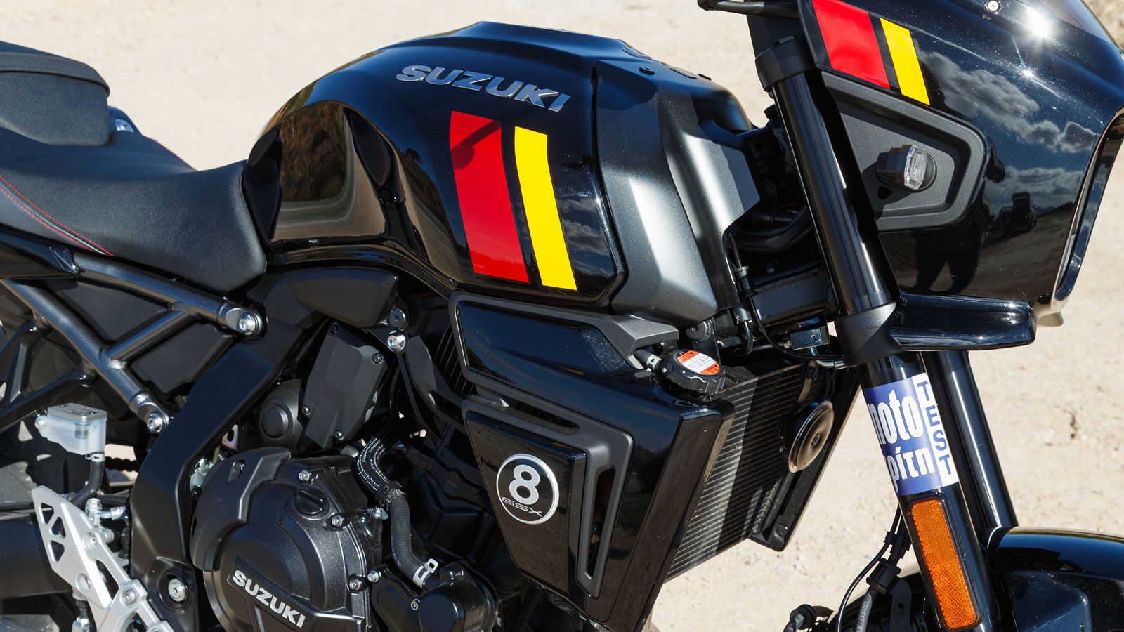 Οι γραμμές του φέρινγκ είναι σμιλεμένες και απλές, χωρίς περιττά στοιχεία, και η κατασκευή αποπνέει στιβαρότητα. 