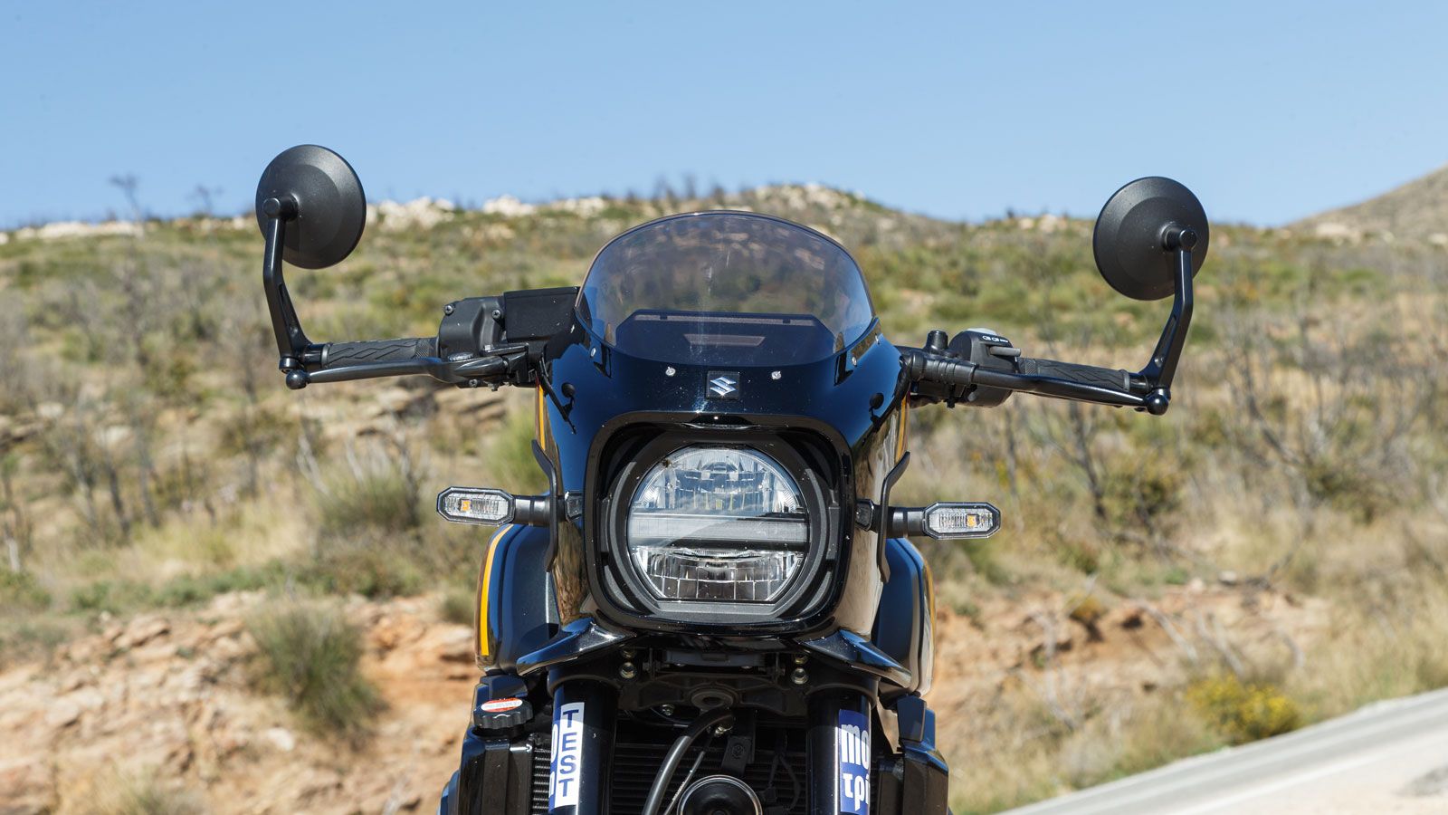 Η μάσκα τύπου caféracer με τον στρογγυλό LED προβολέα δίνει ένα καθαρό νεο-κλασικό ύφος, ενώ το χαρακτηριστικό «8» στα πλαϊνά τονίζει την ταυτότη