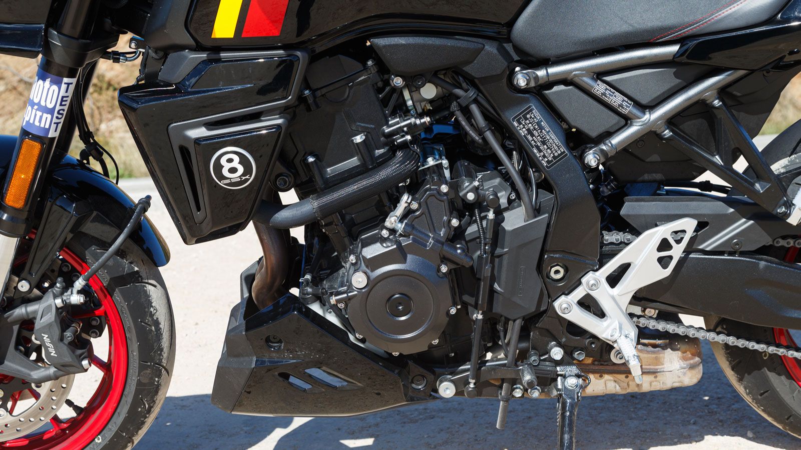 Η Suzuki GSX-8TT εξοπλίζεται με τον δικύλινδρο εν σειρά κινητήρα 776 κ.εκ. DOHC, ο οποίος αποδίδει 84 ίππους στις 8.500 rpm και 78 Nm ροπής στις 6.800