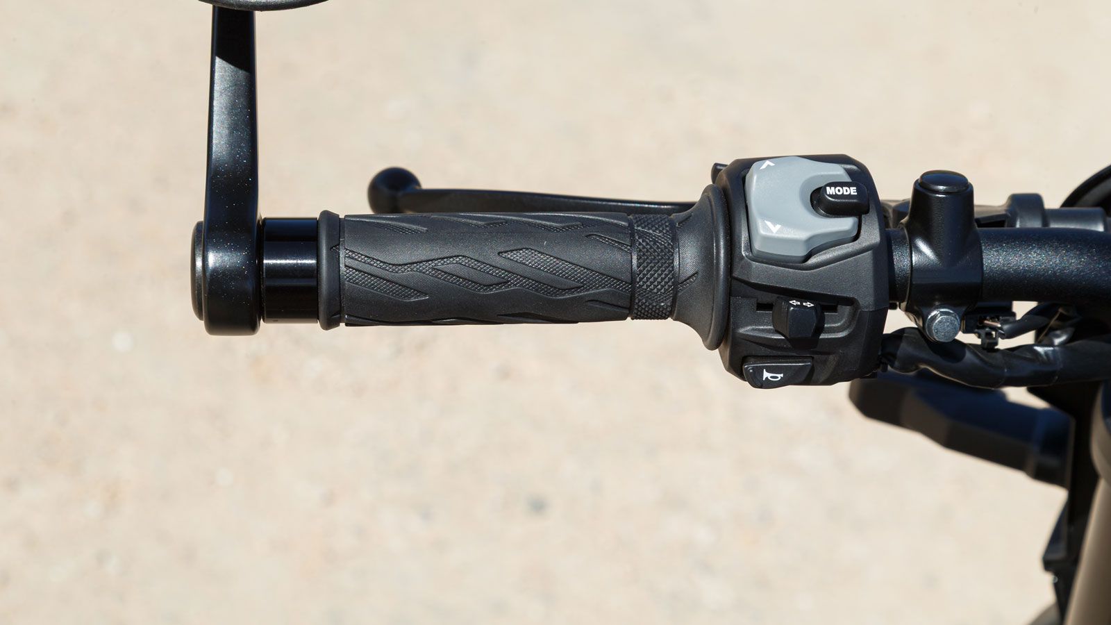 Το τιμόνι τοποθετείται σε ουδέτερη – ελαφρώς όρθια στάση, προσφέροντας φυσική θέση σώματος χωρίς υπερβολικά σκυφτή γεωμετρία.