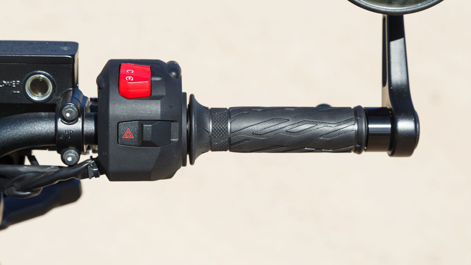 Τα χειριστήρια είναι τοποθετημένα εργονομικά, με εύκολη πρόσβαση στα κουμπιά και οι λειτουργίες είναι απλοποιημένες.