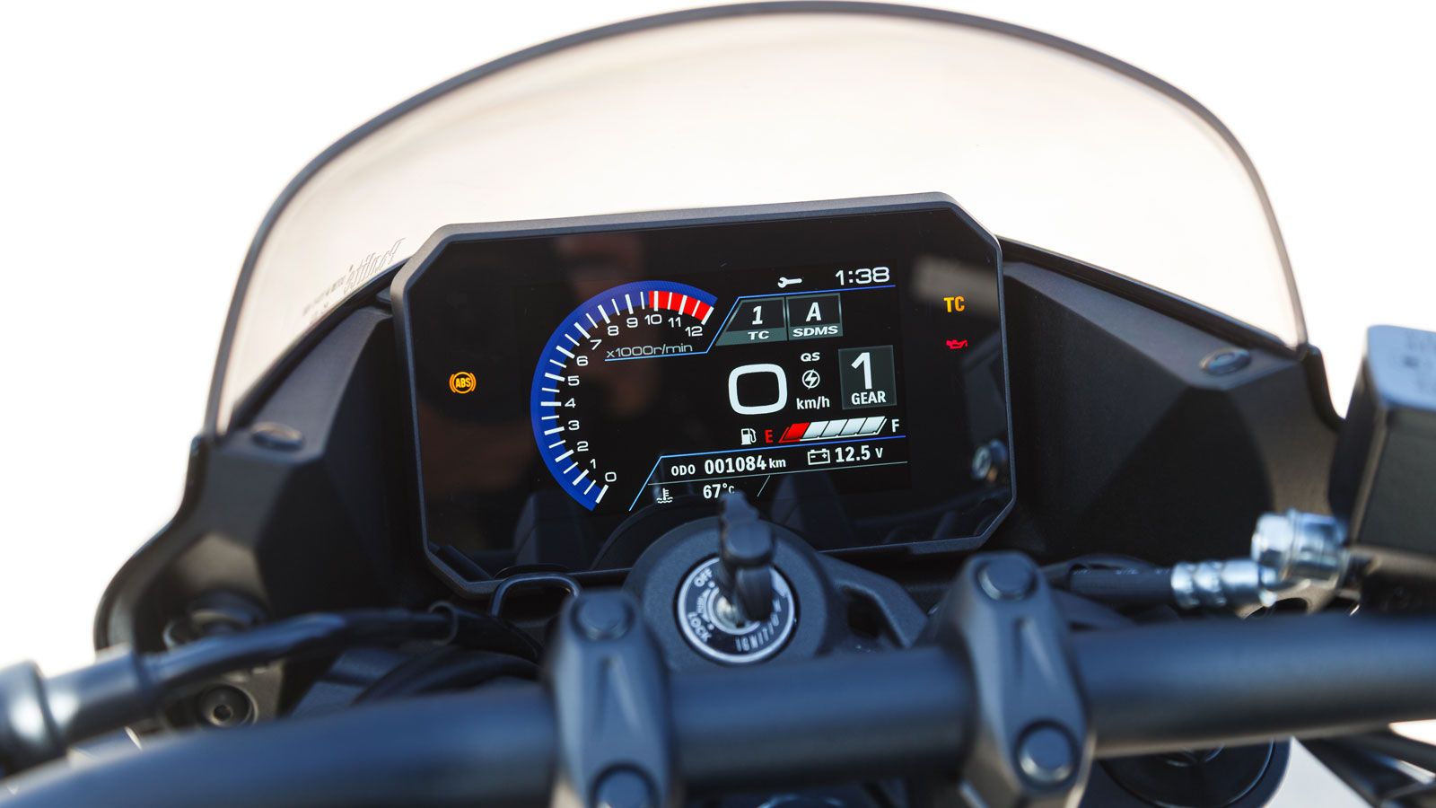 Στο cockpit δεσπόζει η έγχρωμη οθόνη TFT 5 ιντσών, με καθαρή απεικόνιση όλων των ενδείξεων και διάταξη που θυμίζει σύγχρονα street της Suzuki.