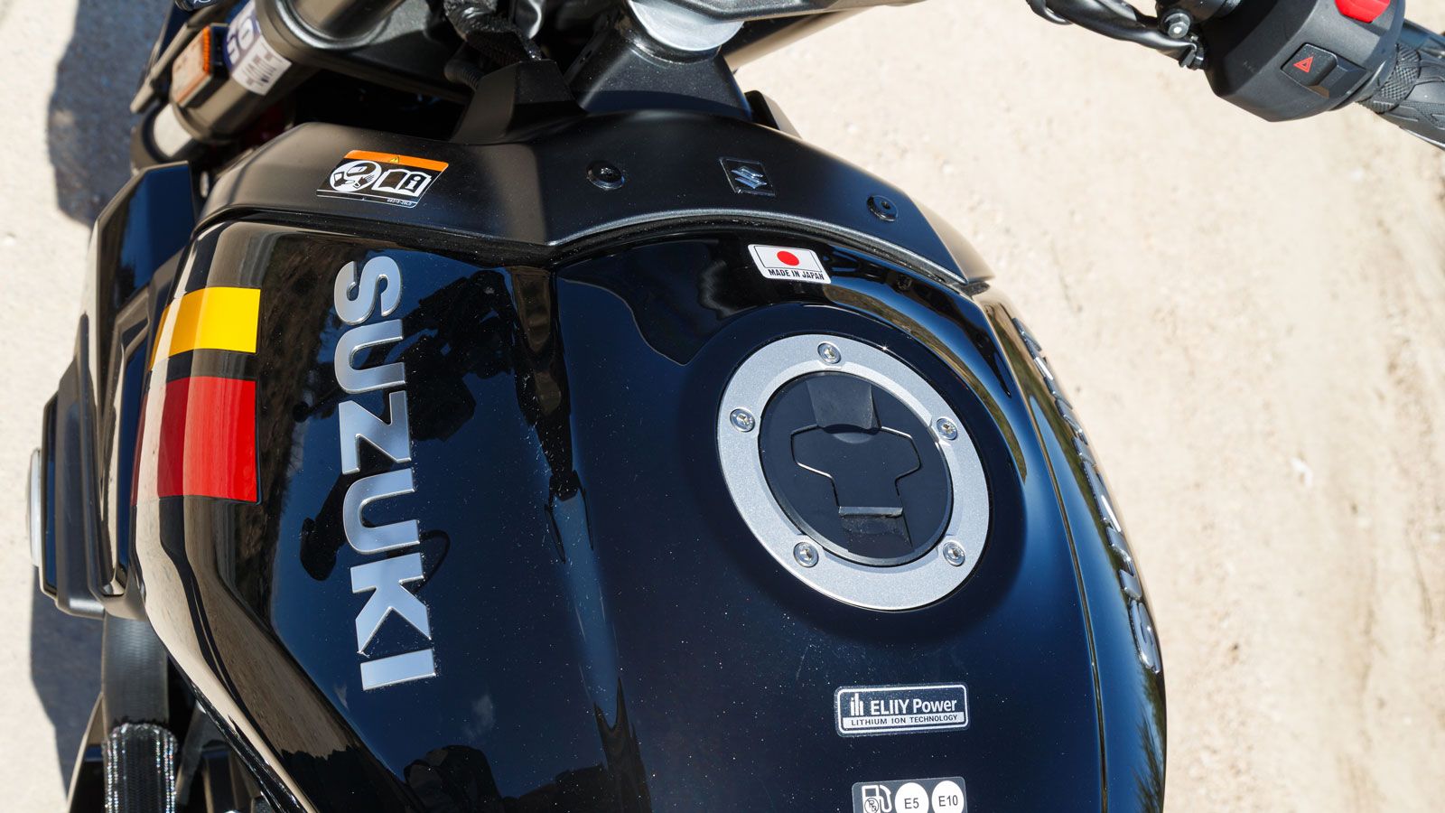 Παρά το ρετρό ύφος, η GSX-8TT έχει ξεκάθαρη μοντέρνα υπόσταση. Το πλαίσιο, ο κινητήρας, ο φωτισμός και η ψηφιακή οθόνη θυμίζουν ότι μιλάμε για μοντέλο