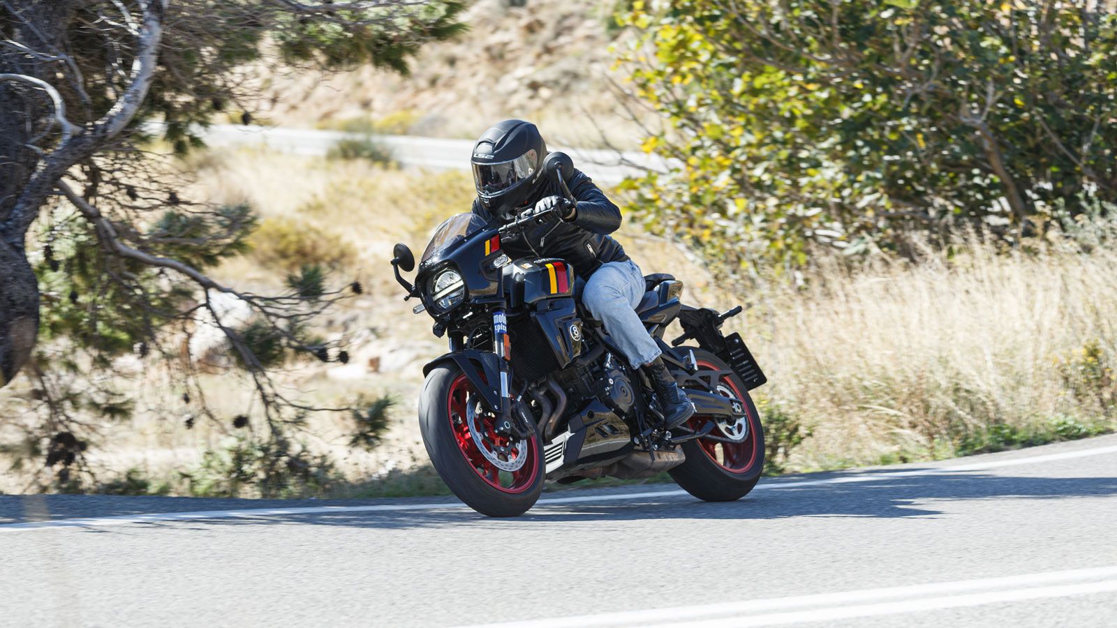 Με τιμή 10.295 ευρώ, η GSX-8TT τοποθετείται με αυτοπεποίθηση στο κέντρο της κατηγορίας και απευθύνεται σε αναβάτες που θέλουν κάτι ξεχωριστό, λειτουργ