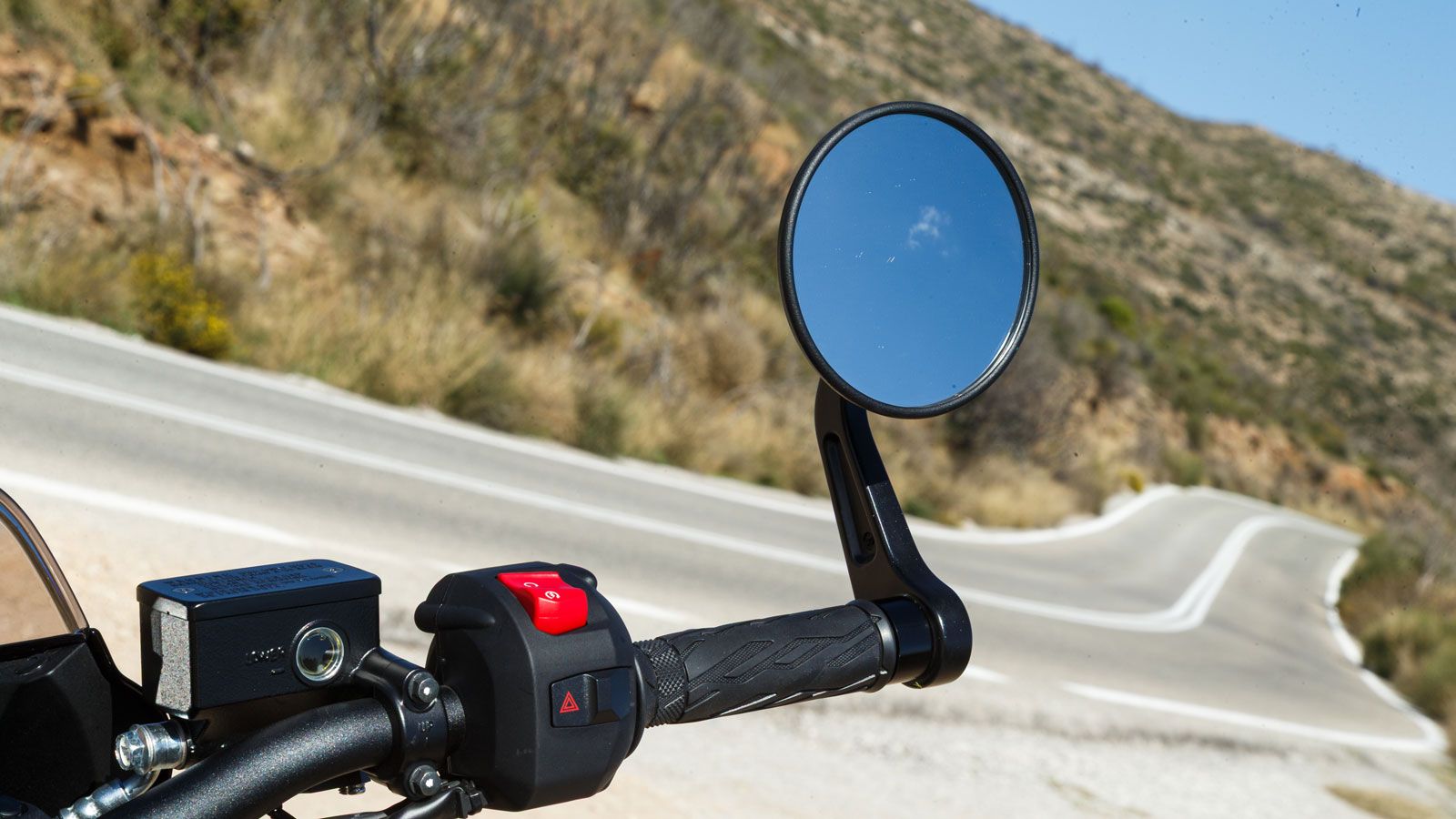 Ιδιαίτερο στοιχείο αποτελούν οι στρογγυλοί ρετρό καθρέφτες, που ενισχύουν τον κλασικό χαρακτήρα χωρίς να επηρεάζουν την πρακτικότητα. 