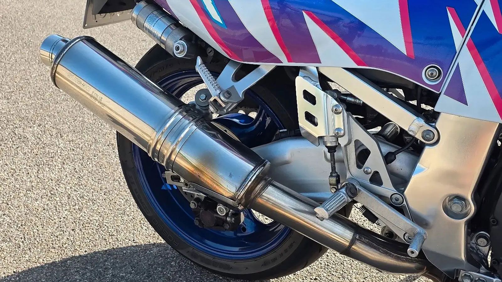 Suzuki GSX-R 750 W: Η πρώτη υδρόψυκτη GSX-R