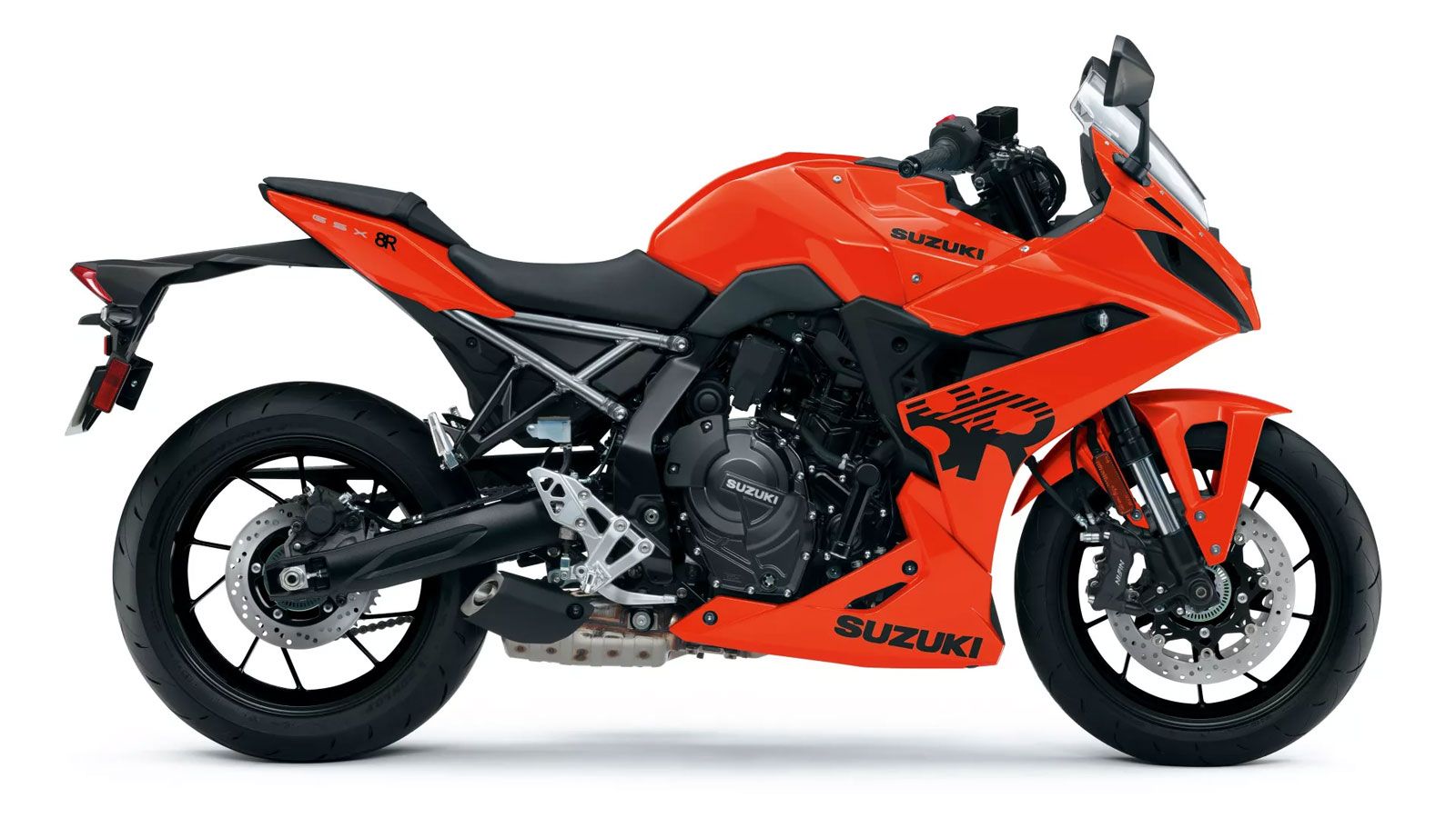 Η GSX-8R Daidai-Iro Power Edition προσθέτει στο πακέτο και μια πλήρη εξάτμιση Akrapovič με ABE.
Το σύστημα περιλαμβάνει πολλαπλή και τελικό και 