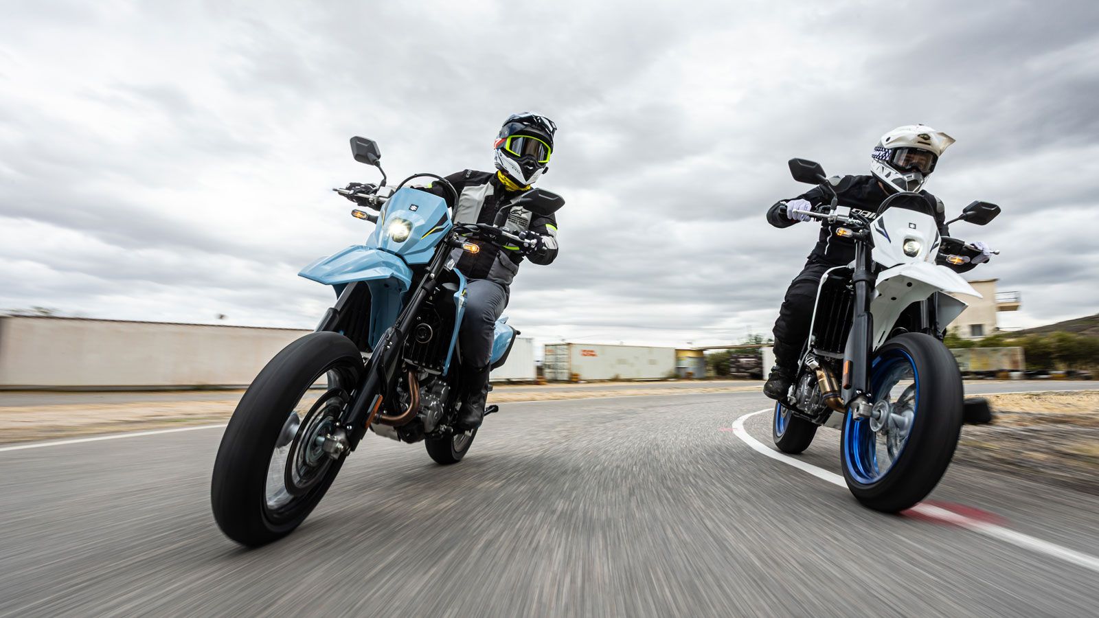 Η Suzuki Moto Greece, μέλος του Όμιλος Σφακιανάκη, επεκτείνει τη συνεργασία της με το Riding School του Θανάση Χούντρα, παρουσιάζοντας το νέο Supermot