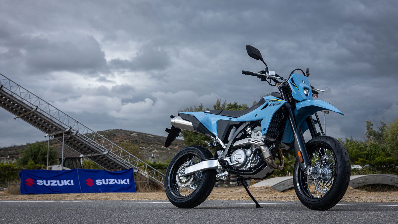 Στην καρδιά του προγράμματος βρίσκεται το Suzuki DR-Z4SM, ένα μοντέλο με καθαρόαιμη Supermoto φιλοσοφία, χαμηλό βάρος και άμεση απόκριση. Οι ρυθμίσεις