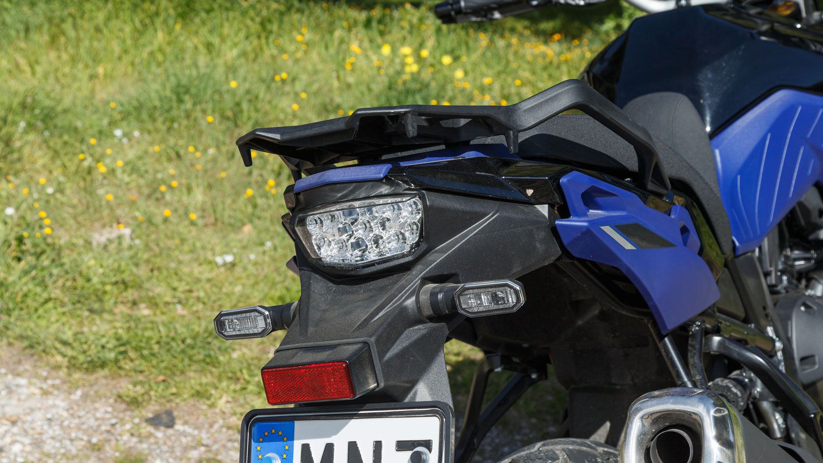 Το βασικό που καταφέρνει ο σχεδιασμός της V-Strom 800 DE όμως-και εδώ φαίνεται η κατασκευαστική μαεστρία των Ιαπώνων