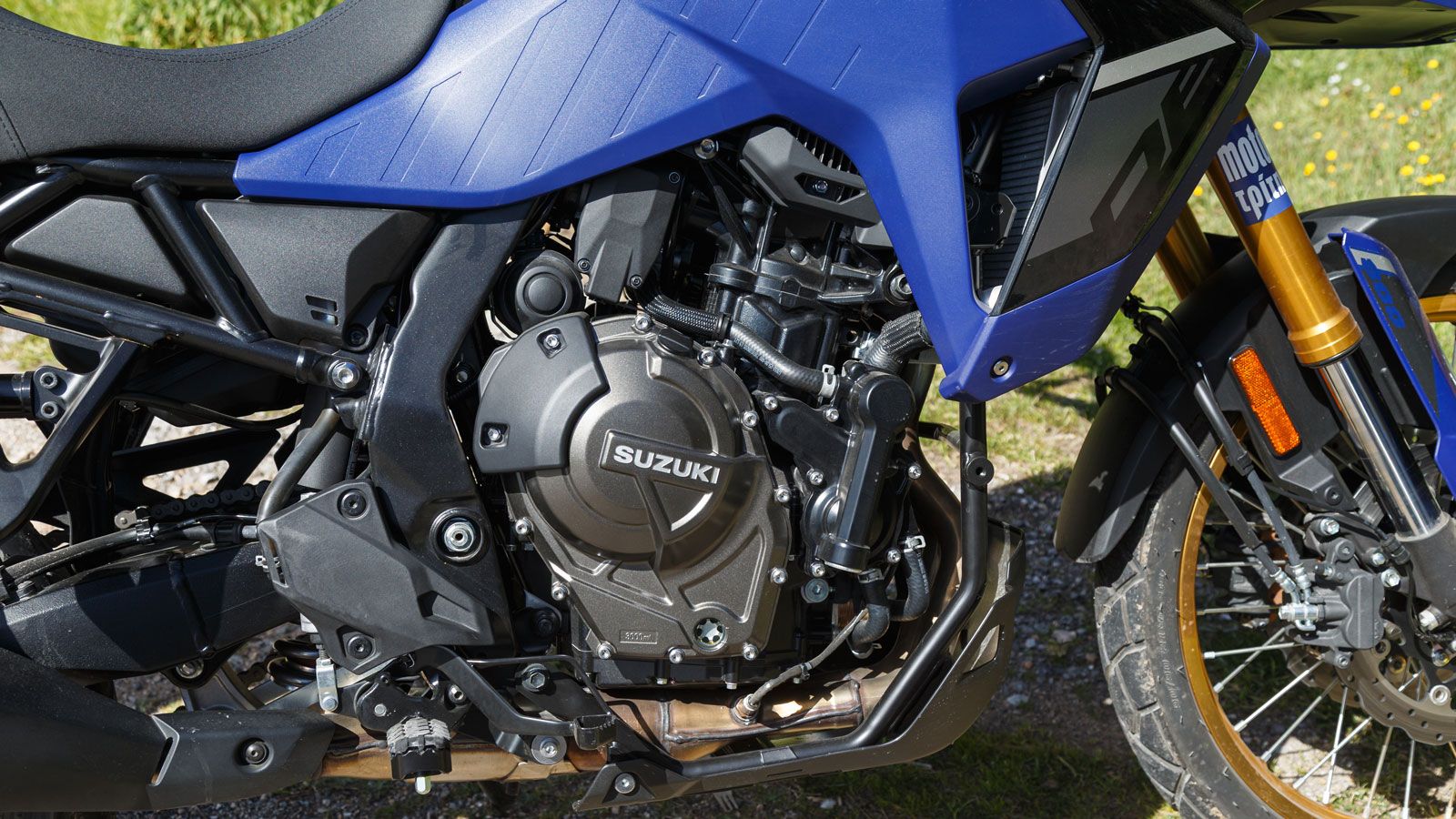 Θα το πούμε απλά. Η V-Strom 800 DE διαθέτει έναν από τους πιο χορταστικούς και διασκεδαστικούς κινητήρες στην κατηγορία. 