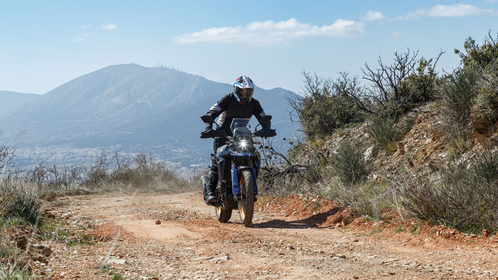 Η λειτουργία Gravel του Traction Control αφήνει ικανά περιθώρια για παιχνίδι στο χώμα, ενώ αν απενεργοποιήσεις και το ABS του πίσω τροχού η διασκέδαση
