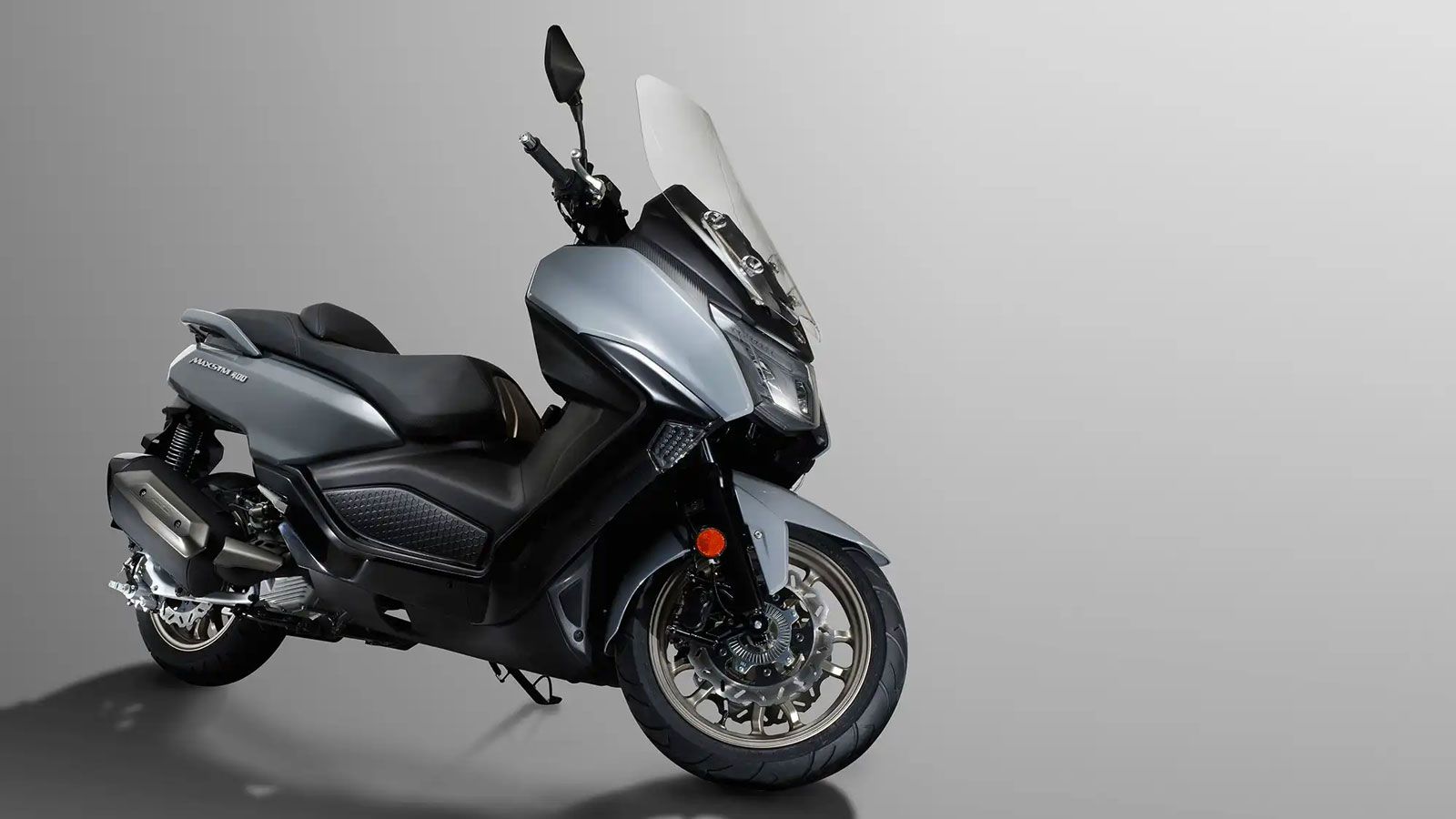 Το νέο SYM Cruisym 400 αποτελεί τον άμεσο διάδοχο του Cruisym 300 και σηματοδοτεί ένα ξεκάθαρο άλμα για τη SYM στην κατηγορία των μεσαίων maxi-scooter