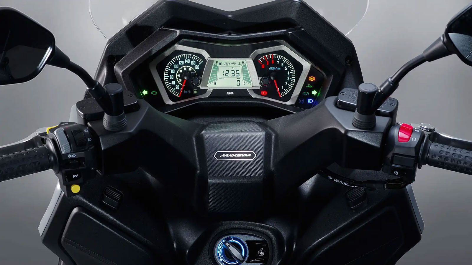 Η αύξηση της απόδοσης συνοδεύεται από ουσιαστικές μηχανολογικές αναβαθμίσεις. Οι τροχοί έχουν μεγαλώσει, με 15 ίντσες μπροστά και 14 ίντσες πίσω, αντί