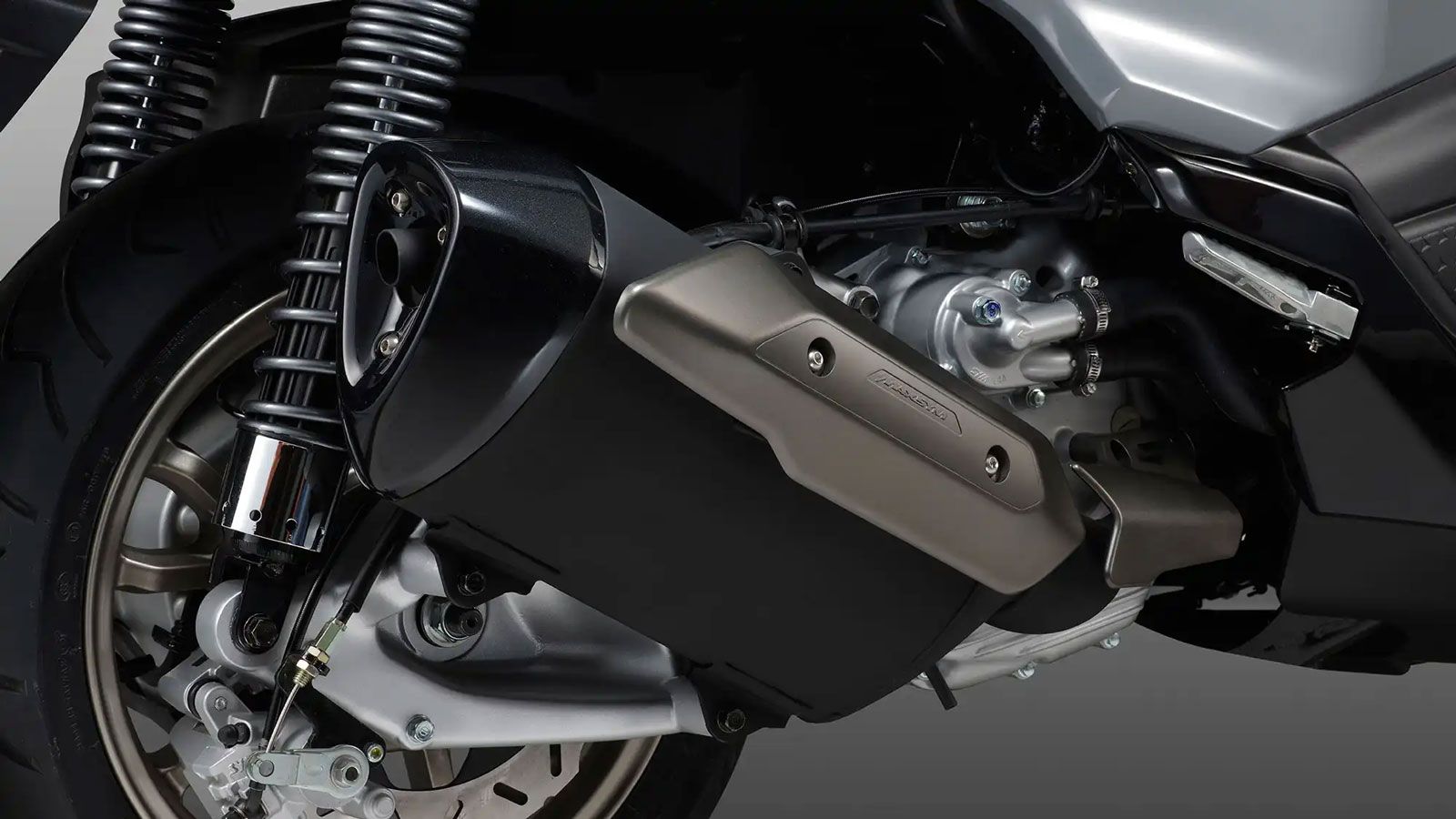 Ο μονοκύλινδρος, υγρόψυκτος κινητήρας έχει πλέον χωρητικότητα 399 cc και αποδίδει 34 ίππους και 37 Nm ροπής, τιμές αισθητά αυξημένες σε σχέση με τους 