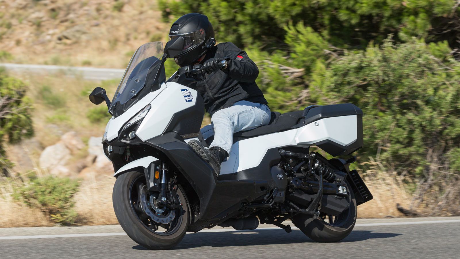 Νέα άφιξη από την SYM στα Mega GT Scooter με δικύλινδρο κινητήρα και 46 ίππους ώστε να καλύπτει και τους έχοντες Α2 διπλώματος.