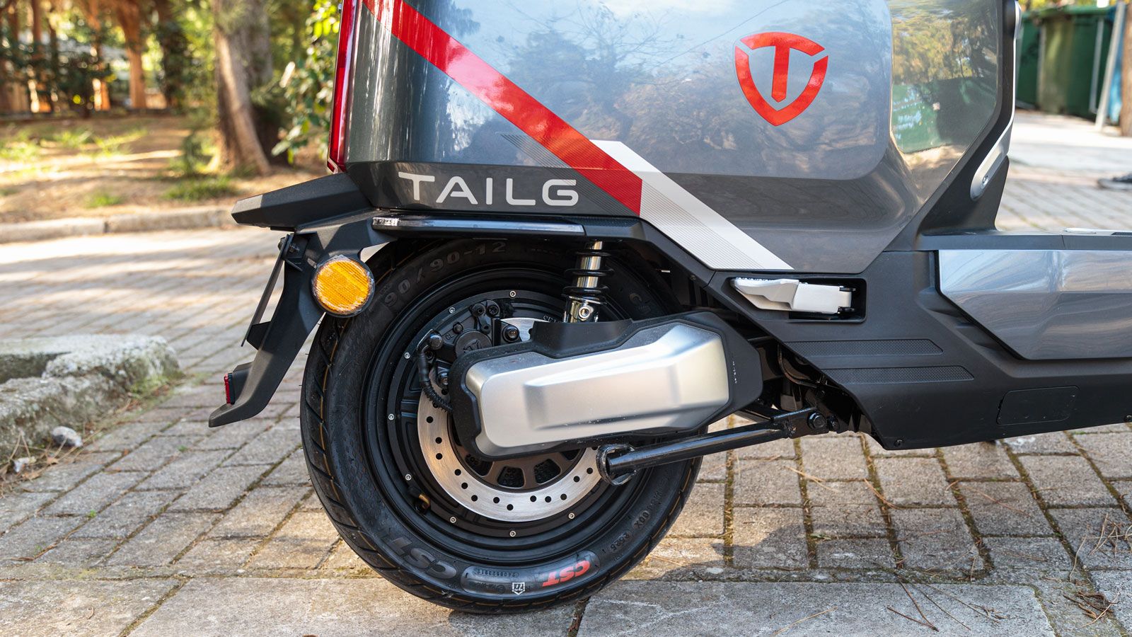 Το TailG F55 κινείται από ηλεκτροκινητήρα 2.000W, με μέγιστη απόδοση που φτάνει τα 3.300W, επαρκή για τον ρόλο που καλείται να επιτελέσει. Η τελική τα