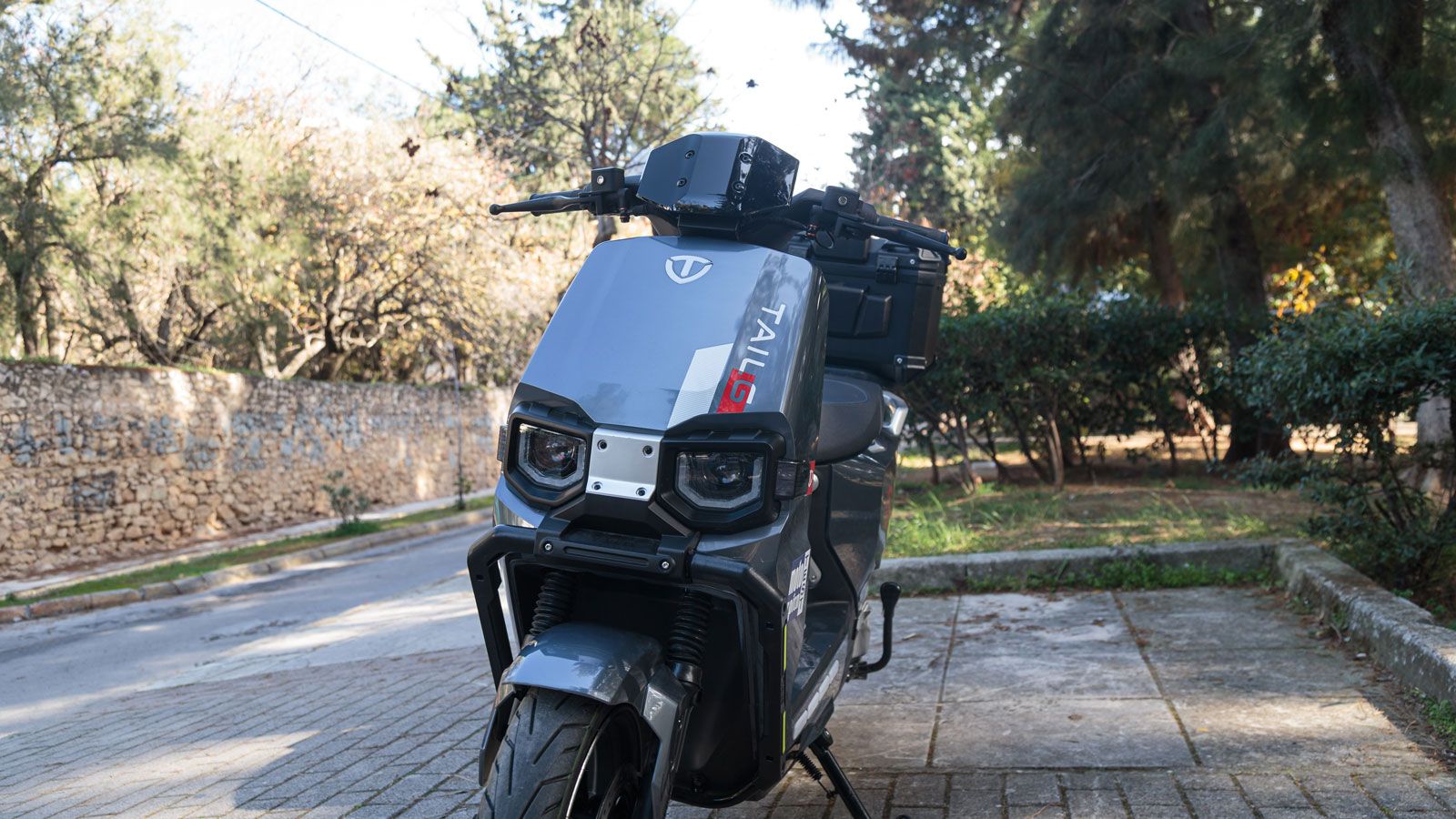Ιδιαίτερη έμφαση έχει δοθεί στον φωτισμό. Το σύστημα φωτισμού αποδίδει 51.000 candela, με εμβέλεια έως 50 μέτρα, χρησιμοποιώντας διπλή δέσμη για καλύτ