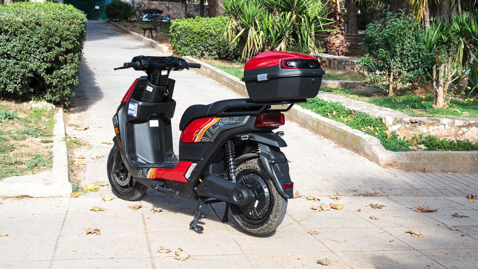 Στη ποδιά υπάρχουν θήκες για μικροπράγματα και σε συνδυασμό με τη μπαγκαζιέρα καλύπτουν τις ανάγκες ενός αστικού scooter με το παραπάνω καθώς δένουν α