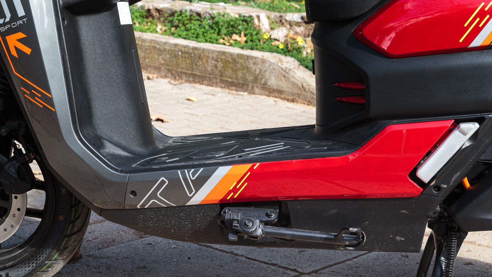 Το επίπεδο πάτωμα διευκολύνει την μεταφορά αντικειμένων, ενώ ο χώρος για τα πόδια είναι επαρκής ακόμη και για αναβάτες με ύψος 1,85 m.