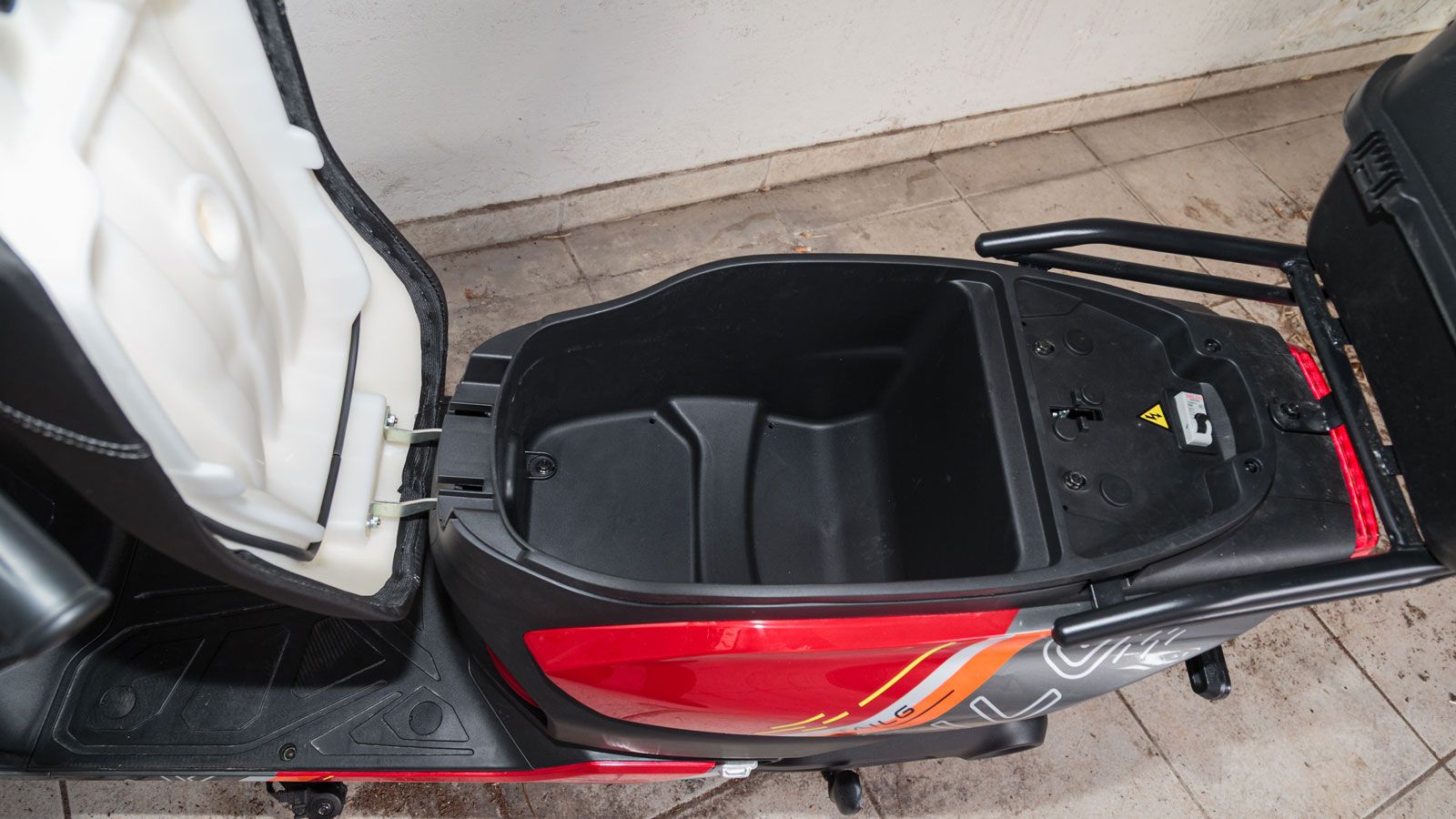 Ο χώρος κάτω από τη σέλα χωράει μικροαντικείμενα και με τη μπαγκαζιέρα ο πρακτικός όγκος αυξάνεται σημαντικά.