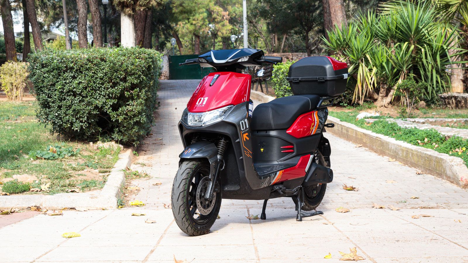 Σχεδιαστικά, το T70 ακολουθεί τη γνώριμη λογική των αστικών ηλεκτρικών scooter: απλές γραμμές, λειτουργικότητα και καθαρές επιφάνειες χωρίς υπερβολές.