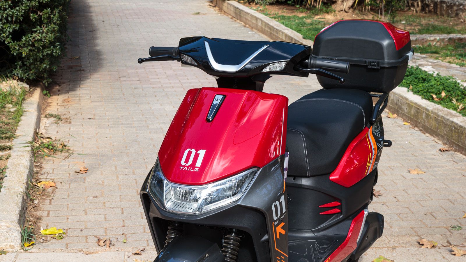 Τα φωτιστικά σώματα LED φέρνουν σε πολύ φουτουριστικό σχεδιασμό με λεπτές και αιχμηρές γραμμές.