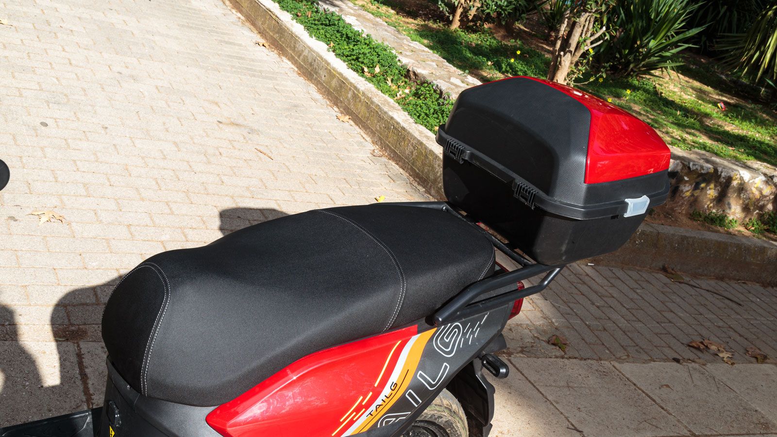 Το T70 δίνει άνετη και φυσική θέση οδήγησης, με ελαφρώς όρθια γεωμετρία και καλή υποστήριξη από τη σέλα, η οποία επαρκεί για καθημερινές αποστάσεις.