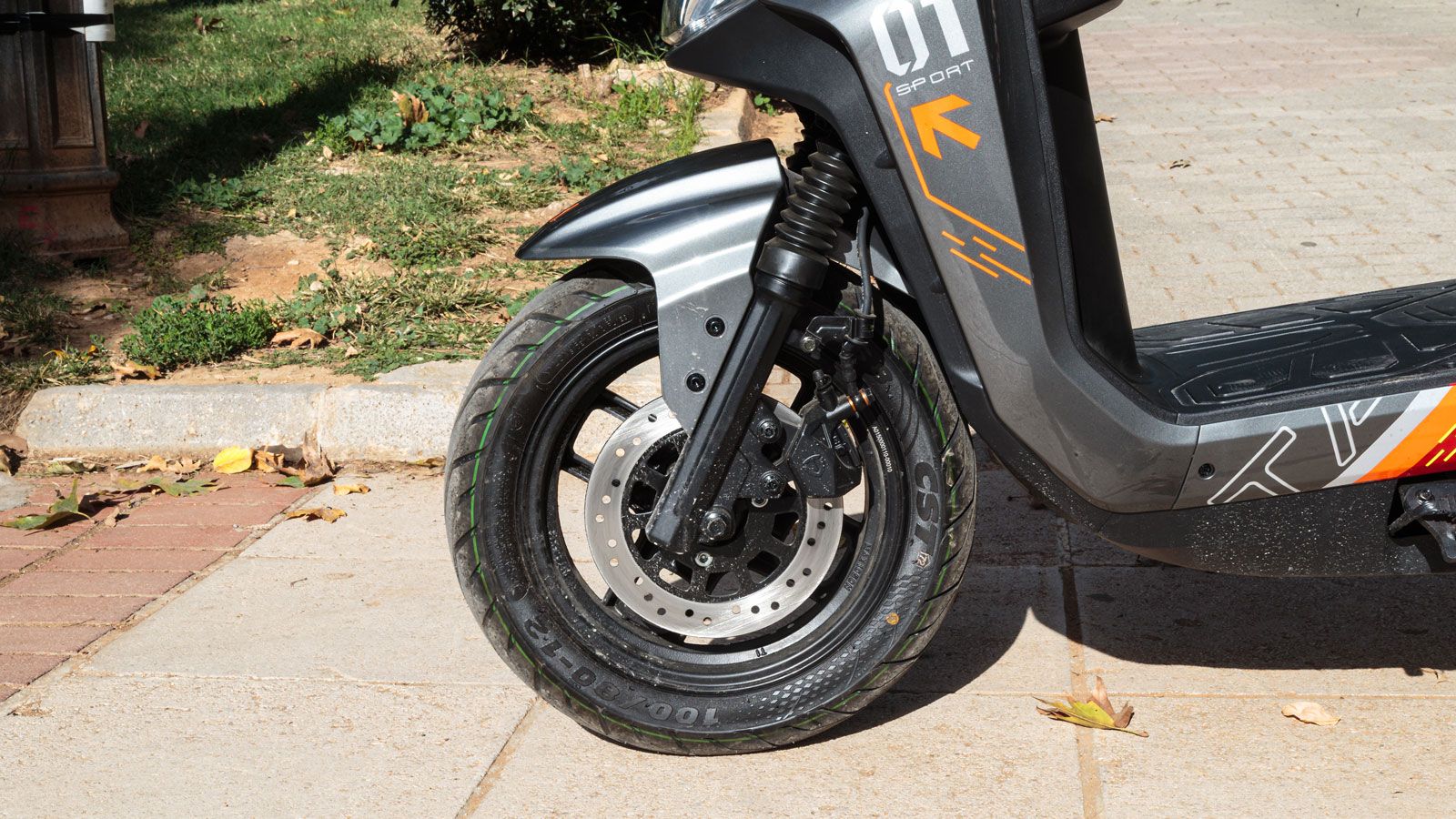 Τα υδραυλικά δισκόφρενα εμπρός και πίσω προσφέρουν υψηλό επίπεδο παθητικής ασφάλειας για τα δεδομένα της κατηγορίας, με άμεση απόκριση στη μανέτα και 