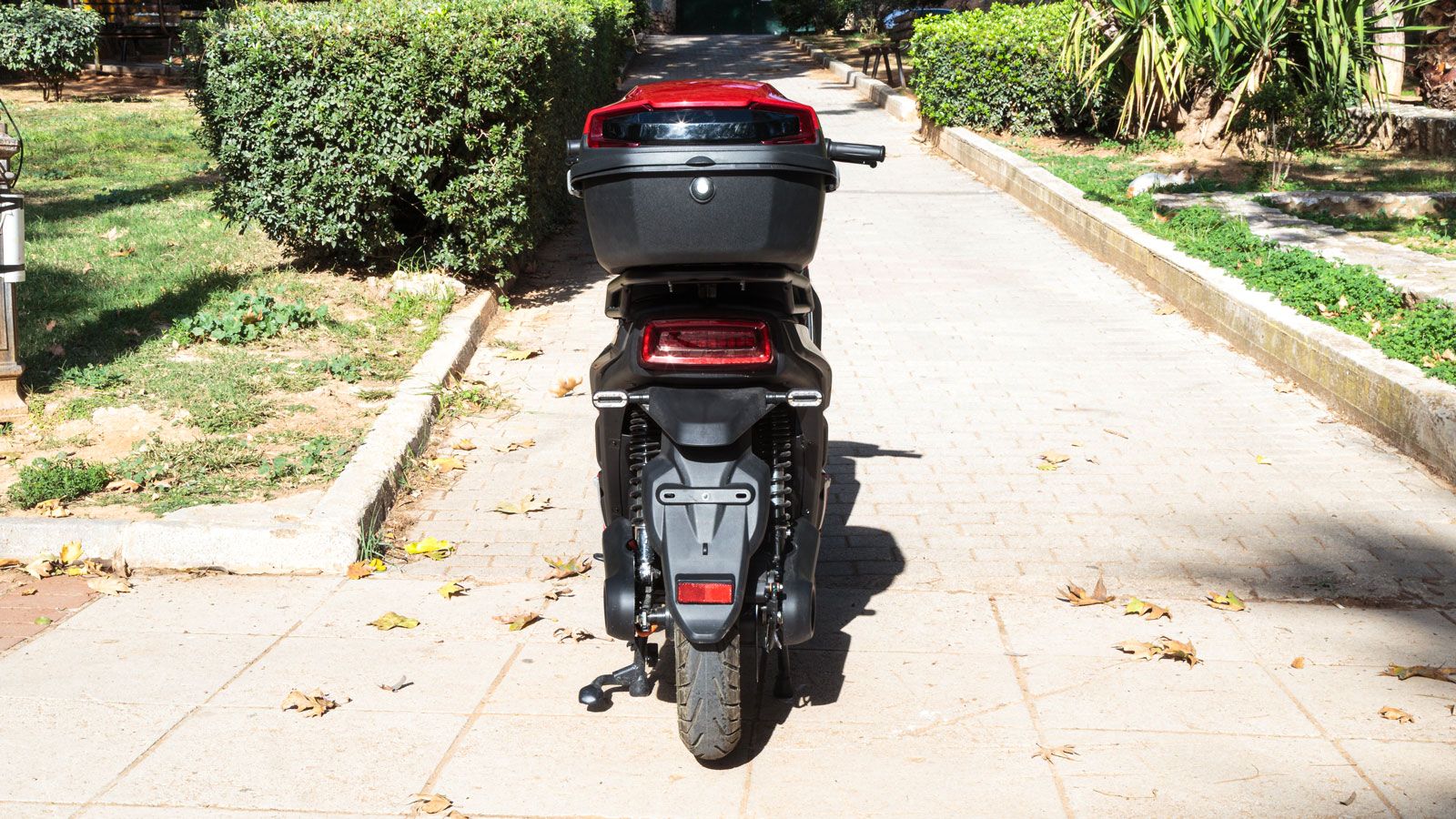 Τελος οι χυτοί τροχοί δίνουν μια πιο στιβαρή εικόνα στο σύνολο. Η συνολική εικόνα είναι αυτή ενός καθημερινού εργαλείου μετακίνησης που δεν προσποιείτ