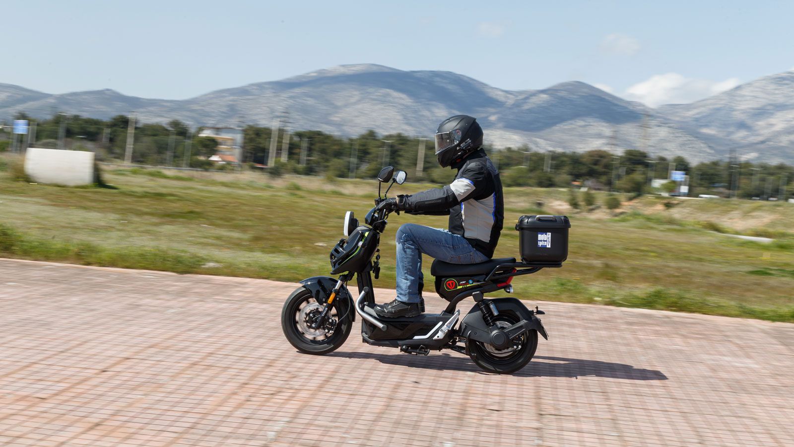 Στον τομέα της πέδησης, τα δισκόφρενα εμπρός και πίσω λειτουργούν πολύ καλά για την κατηγορία ταχύτητας στην οποία κινείται το scooter. 