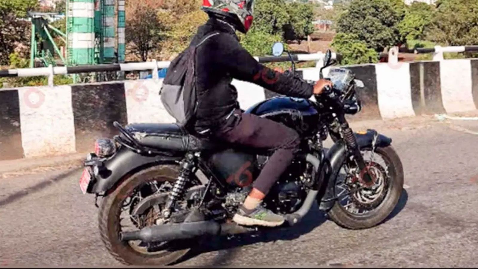 Η Triumph δείχνει ξεκάθαρα πως θέλει να μεταφέρει τον θρύλο της οικογένειας Bonneville και σε πιο προσιτή κατηγορία κυβισμού, δίνοντας στο κοινό μια μ