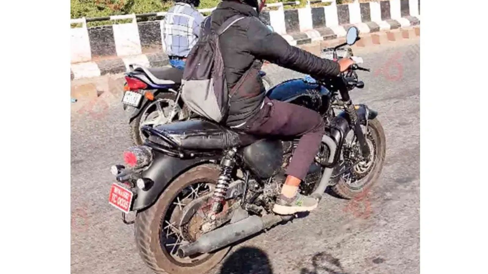 Η νέα Bonneville 400 ακολουθεί πιστά τη γνωστή σχεδιαστική φιλοσοφία της σειράς. Στρογγυλό εμπρός φανάρι, επίπεδη σέλα, ρεζερβουάρ τύπου σταγόνα, μεγά