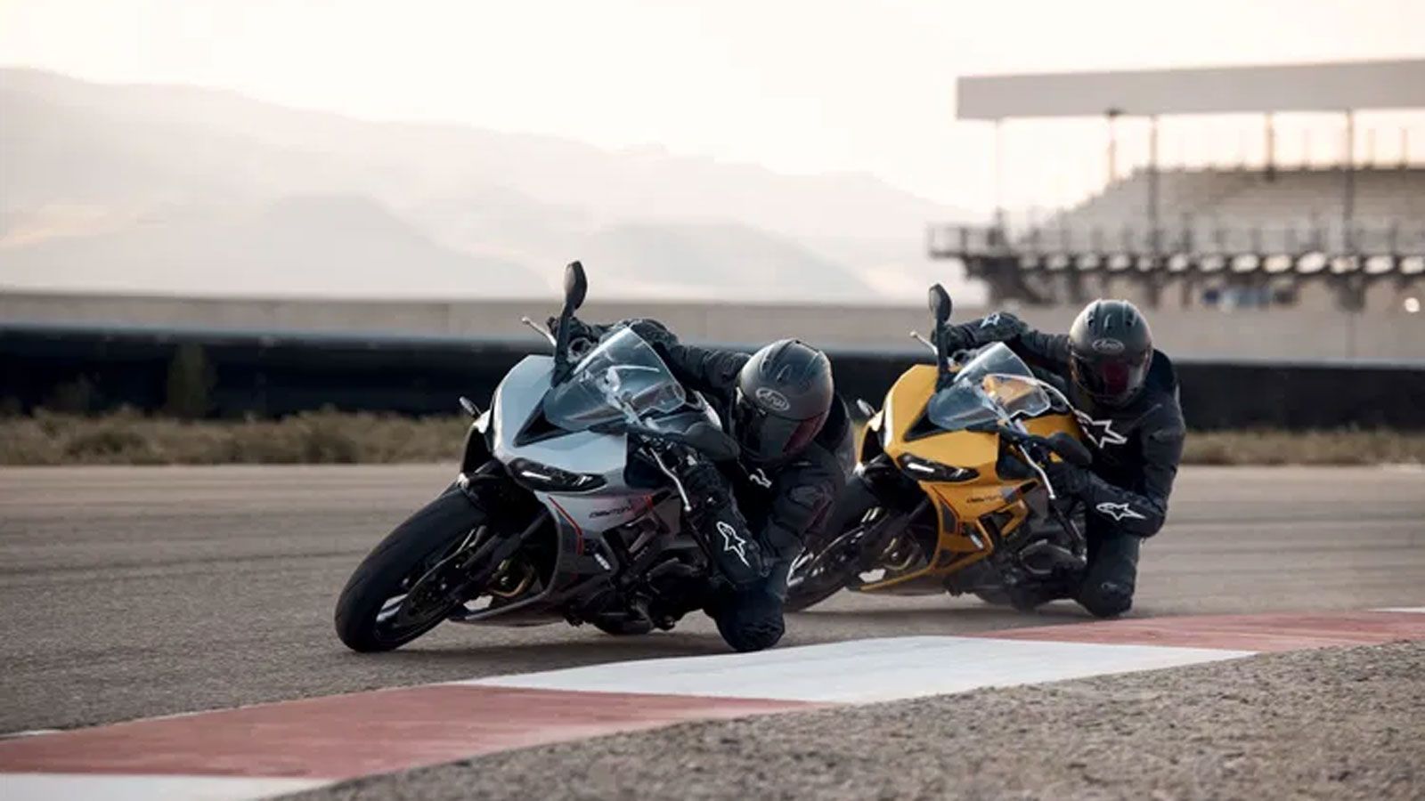 Για το 2026, η εταιρεία εισάγει τρεις νέες χρωματικές επιλογές, με βασική την Sapphire Black, ενώ διατίθενται και οι συνδυασμοί Cosmic Yellow και Sapp