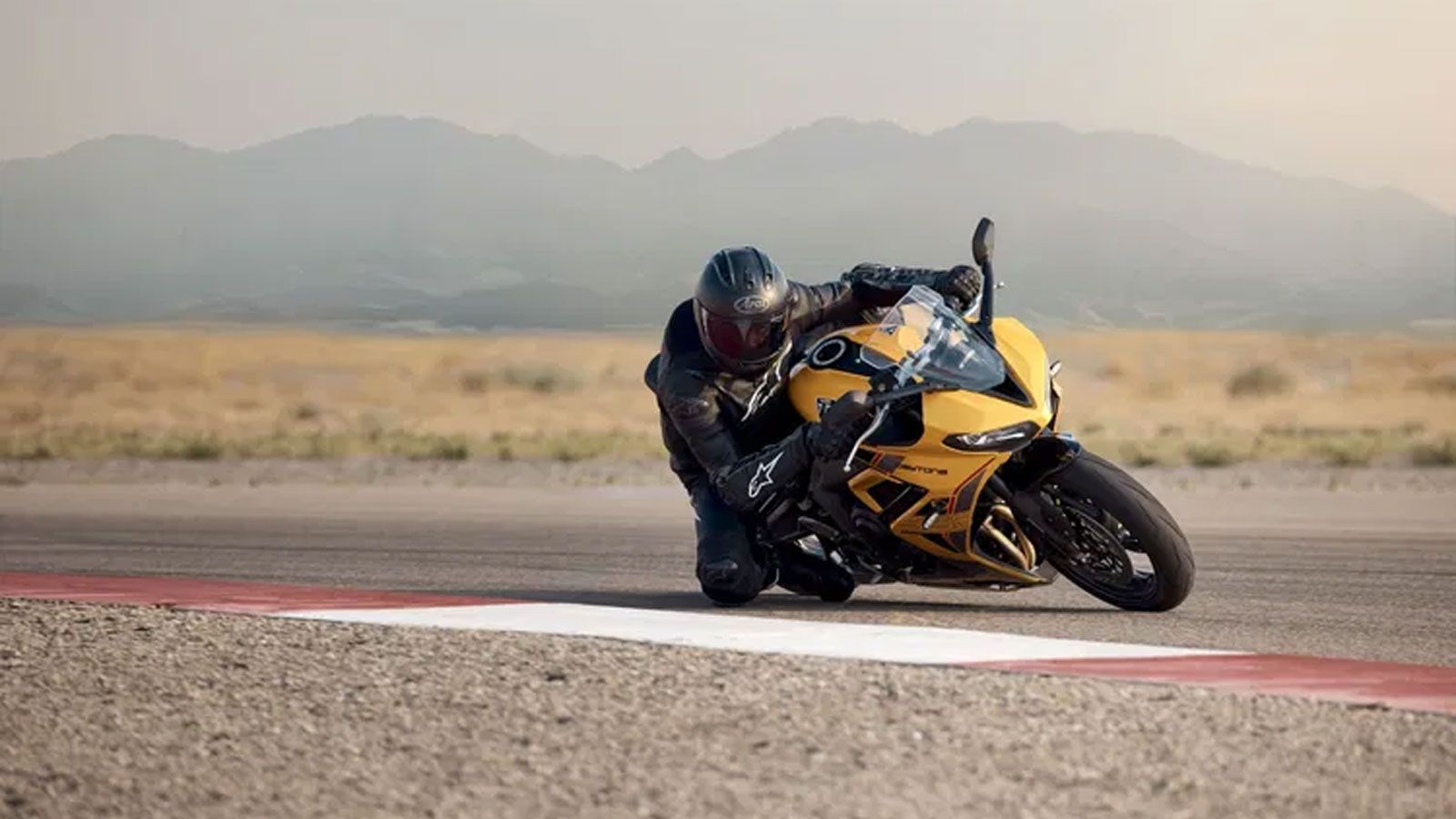 Σε τεχνικό επίπεδο, η Triumph Daytona 660 2026 αποκτά ουσιαστικές αναβαθμίσεις. Το μοντέλο εξοπλίζεται πλέον με νέα ελαστικά Metzeler M9RR, ενώ το Tri