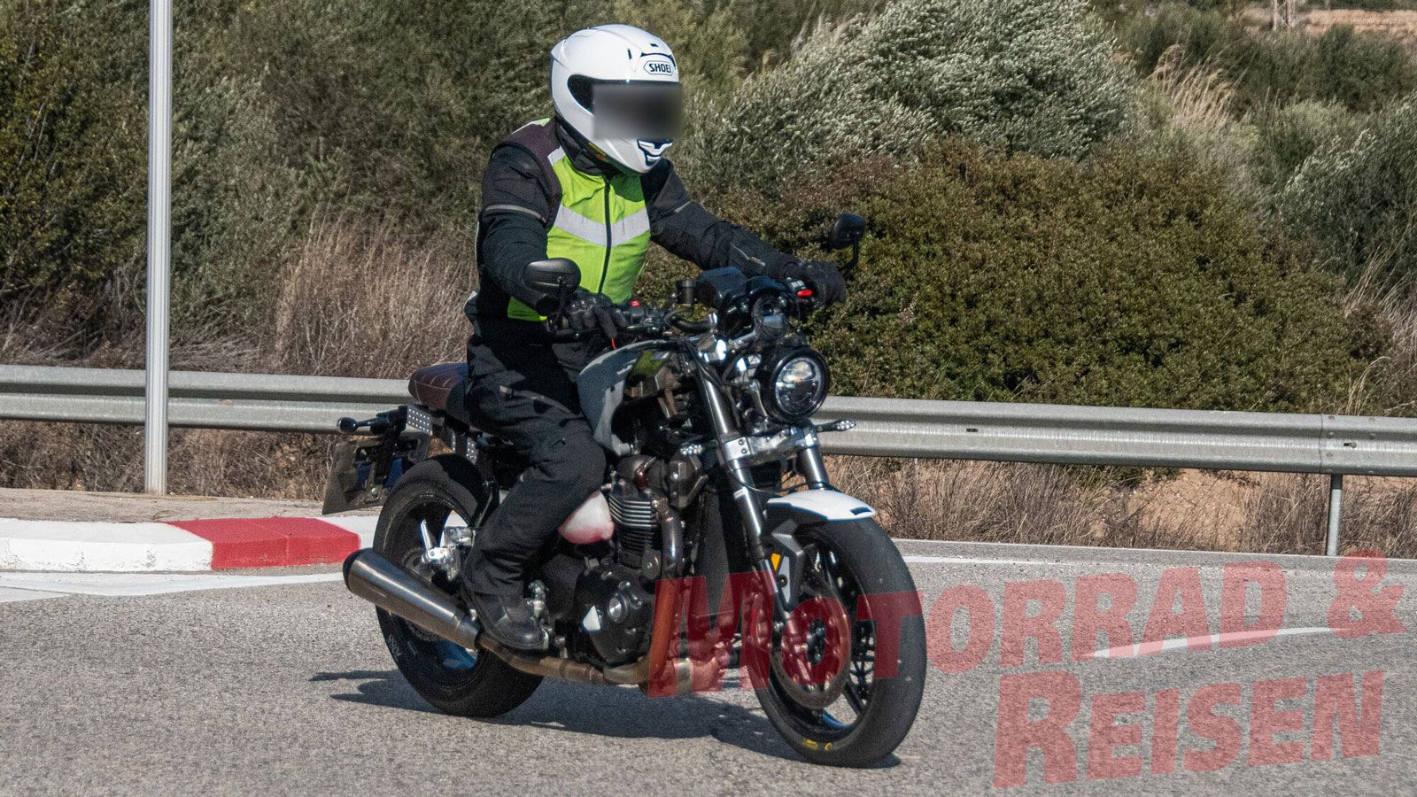 Μπροστινή άποψη του πρωτότυπου Triumph Speed Twin νέας γενιάς, με νέο υποπλαίσιο προβολέα και σύγχρονη neo-classic σχεδίαση.
