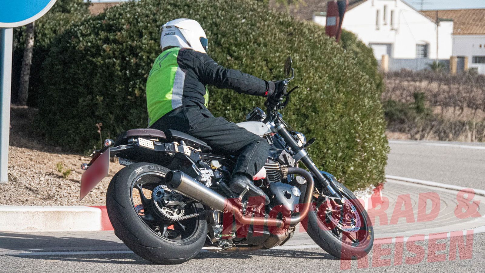 Spy shot του νέου Triumph Speed Twin 2028 σε εξέλιξη, που αποκαλύπτει νέο πλαίσιο box-section και αναβαθμισμένο κινητήρα parallel twin.